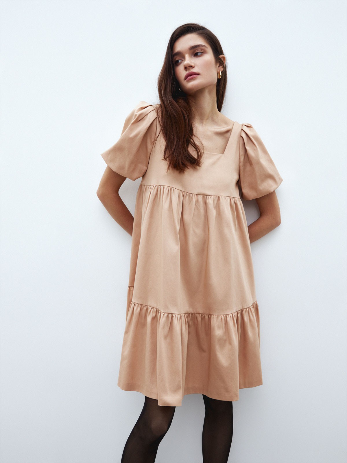 


Платье с воланами А-силуэта из хлопка. Хлопок экологичный и гипоаллергенный материал.Ткань долго сохраняет насыщенность цвета. Модель свободного кроя, которая не сковывает движения. Легкое и воздушное платье можно носить как с плотными колготками, так и на голое тело летом.

На модели размер XS