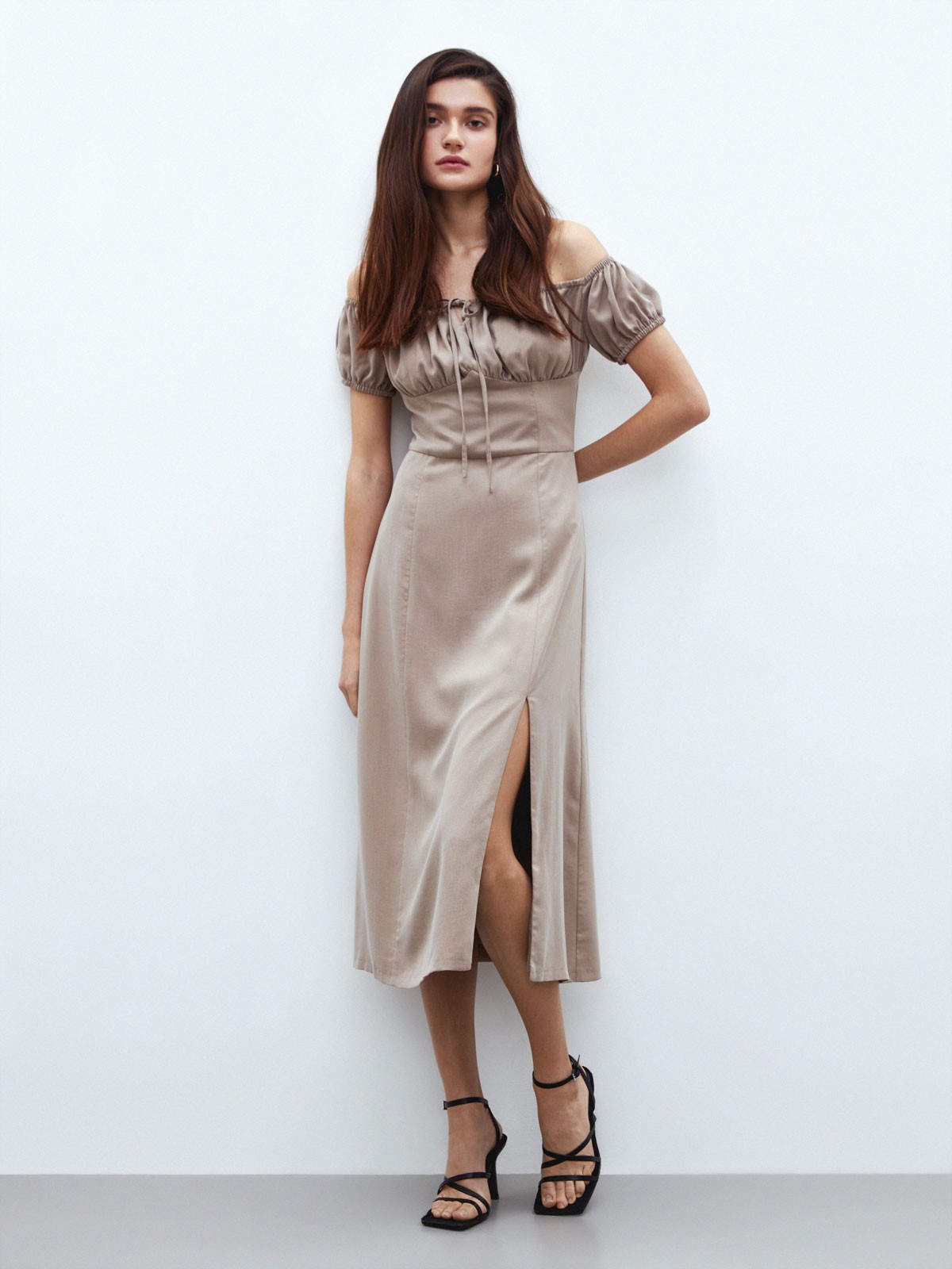 Платье с открытыми плечами, цвет: бежевый Allweneed
Платье миди из тенсела. Тенсел материал натурального происхождения, который изготавливают из древесины австралийского эвкалипта. Ткань очень приятна на ощупь и обладает деликатным блеском. Романтичные рукава-фонарики и завязки на груди. Аккуратный разрез спереди, чтобы добавить нотку смелости. Потайная молния на спине. Модель с резинкой в зоне лифа, за счет чего садится хорошо на любую фигуру. Стилизуйте платье для вечернего выхода или на каждый день зимой и летом.
На модели размер XS