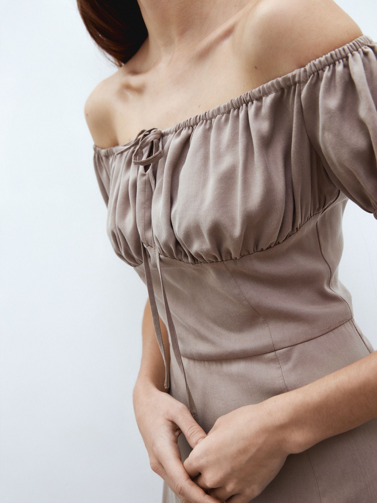 Платье с открытыми плечами, цвет: бежевый Allweneed
Платье миди из тенсела. Тенсел материал натурального происхождения, который изготавливают из древесины австралийского эвкалипта. Ткань очень приятна на ощупь и обладает деликатным блеском. Романтичные рукава-фонарики и завязки на груди. Аккуратный разрез спереди, чтобы добавить нотку смелости. Потайная молния на спине. Модель с резинкой в зоне лифа, за счет чего садится хорошо на любую фигуру. Стилизуйте платье для вечернего выхода или на каждый день зимой и летом.
На модели размер XS