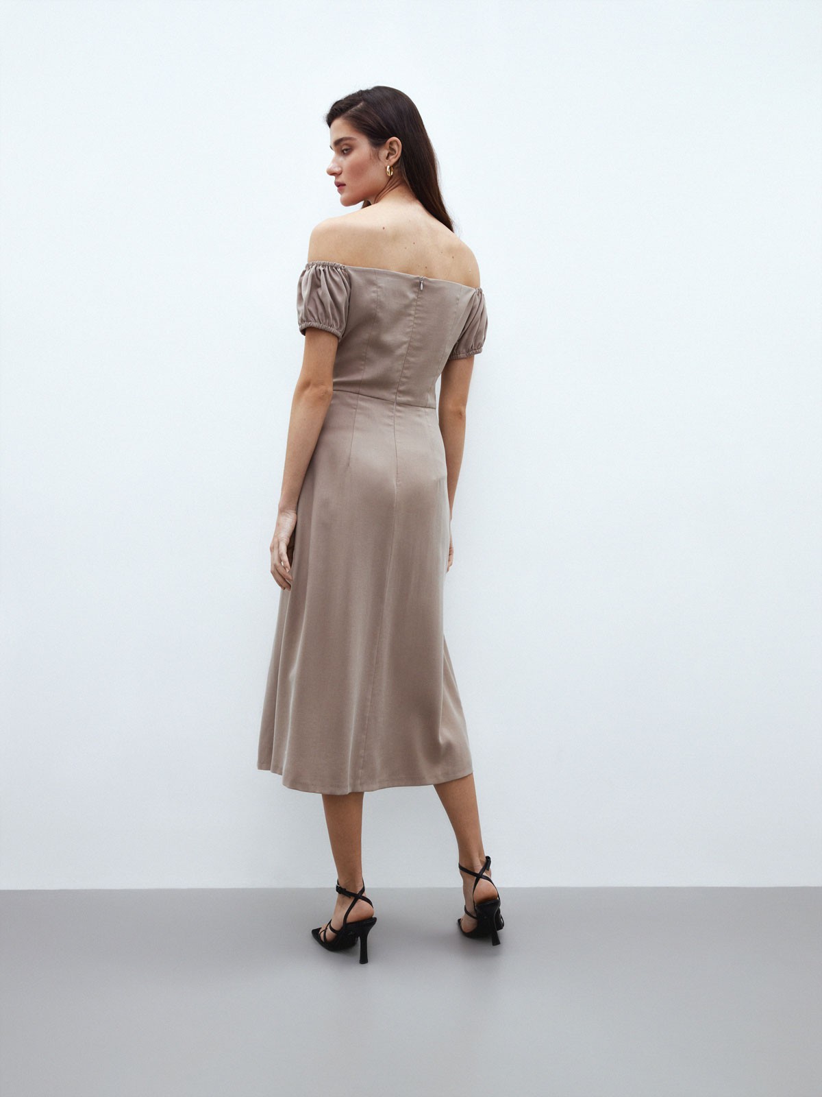 Платье с открытыми плечами, цвет: бежевый Allweneed
Платье миди из тенсела. Тенсел материал натурального происхождения, который изготавливают из древесины австралийского эвкалипта. Ткань очень приятна на ощупь и обладает деликатным блеском. Романтичные рукава-фонарики и завязки на груди. Аккуратный разрез спереди, чтобы добавить нотку смелости. Потайная молния на спине. Модель с резинкой в зоне лифа, за счет чего садится хорошо на любую фигуру. Стилизуйте платье для вечернего выхода или на каждый день зимой и летом.
На модели размер XS