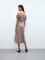 Платье с открытыми плечами, цвет: бежевый Allweneed
Платье миди из тенсела. Тенсел материал натурального происхождения, который изготавливают из древесины австралийского эвкалипта. Ткань очень приятна на ощупь и обладает деликатным блеском. Романтичные рукава-фонарики и завязки на груди. Аккуратный разрез спереди, чтобы добавить нотку смелости. Потайная молния на спине. Модель с резинкой в зоне лифа, за счет чего садится хорошо на любую фигуру. Стилизуйте платье для вечернего выхода или на каждый день зимой и летом.
На модели размер XS