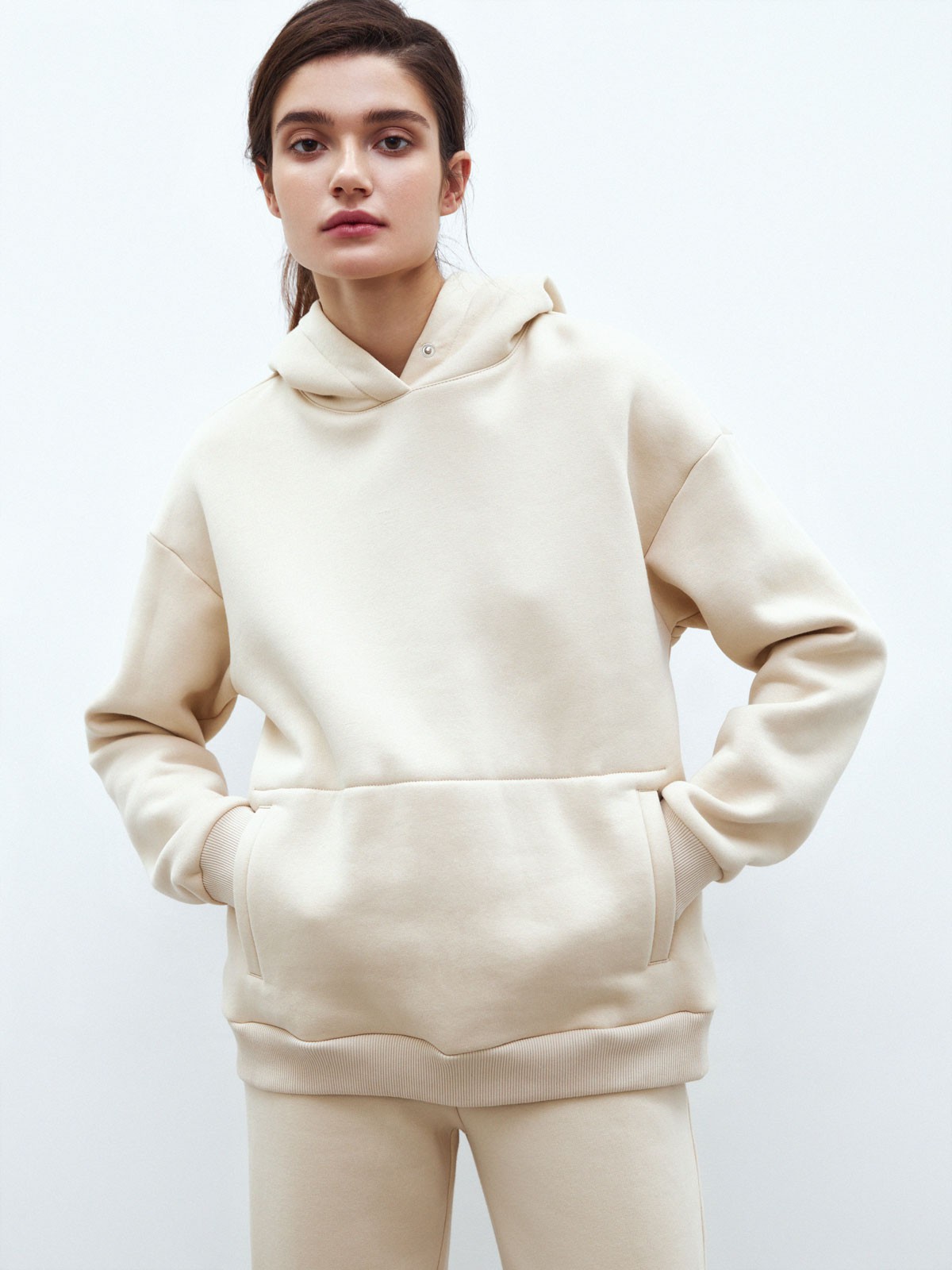 




Худи из мягкого трикотажа с начесом.Модель свободного кроя и широким рукавом для ощущения комфорта. Капюшон с кнопками защищает от ветра и мелкого дождя. Носите с трикотажными брюками в тон, когда планируете активный день в городе или ленивый день дома.