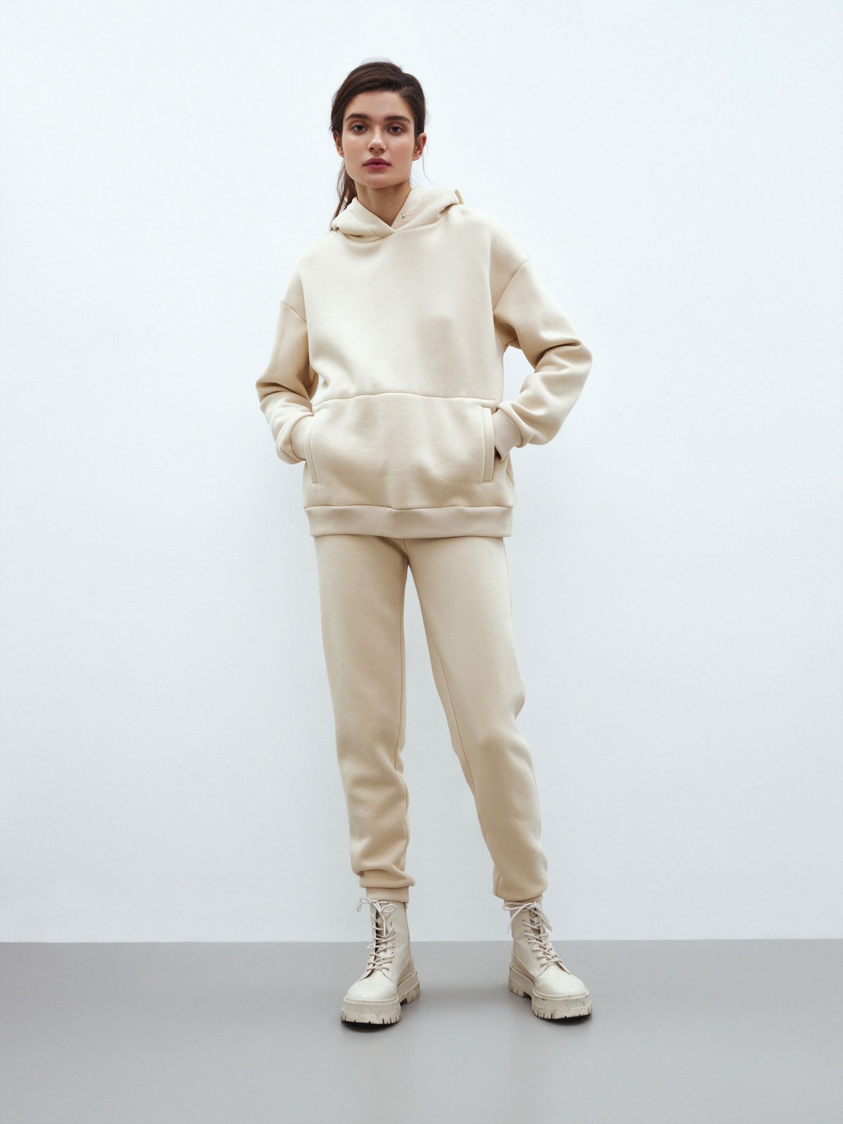 




Брюки слегка зауженного кроя из мягкого трикотажа. Мы использовали теплый и приятный на ощупь футер с начесом. Нам нравится свободная посадка и эластичная талия для свободы в движении. Идеальная пара для худи, чтобы совершить утреннюю пробежку за кофе.