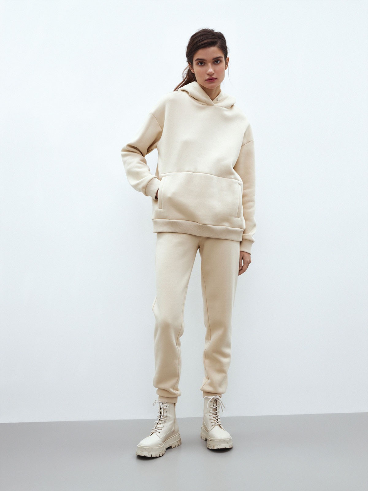 




Худи из мягкого трикотажа с начесом.Модель свободного кроя и широким рукавом для ощущения комфорта. Капюшон с кнопками защищает от ветра и мелкого дождя. Носите с трикотажными брюками в тон, когда планируете активный день в городе или ленивый день дома.