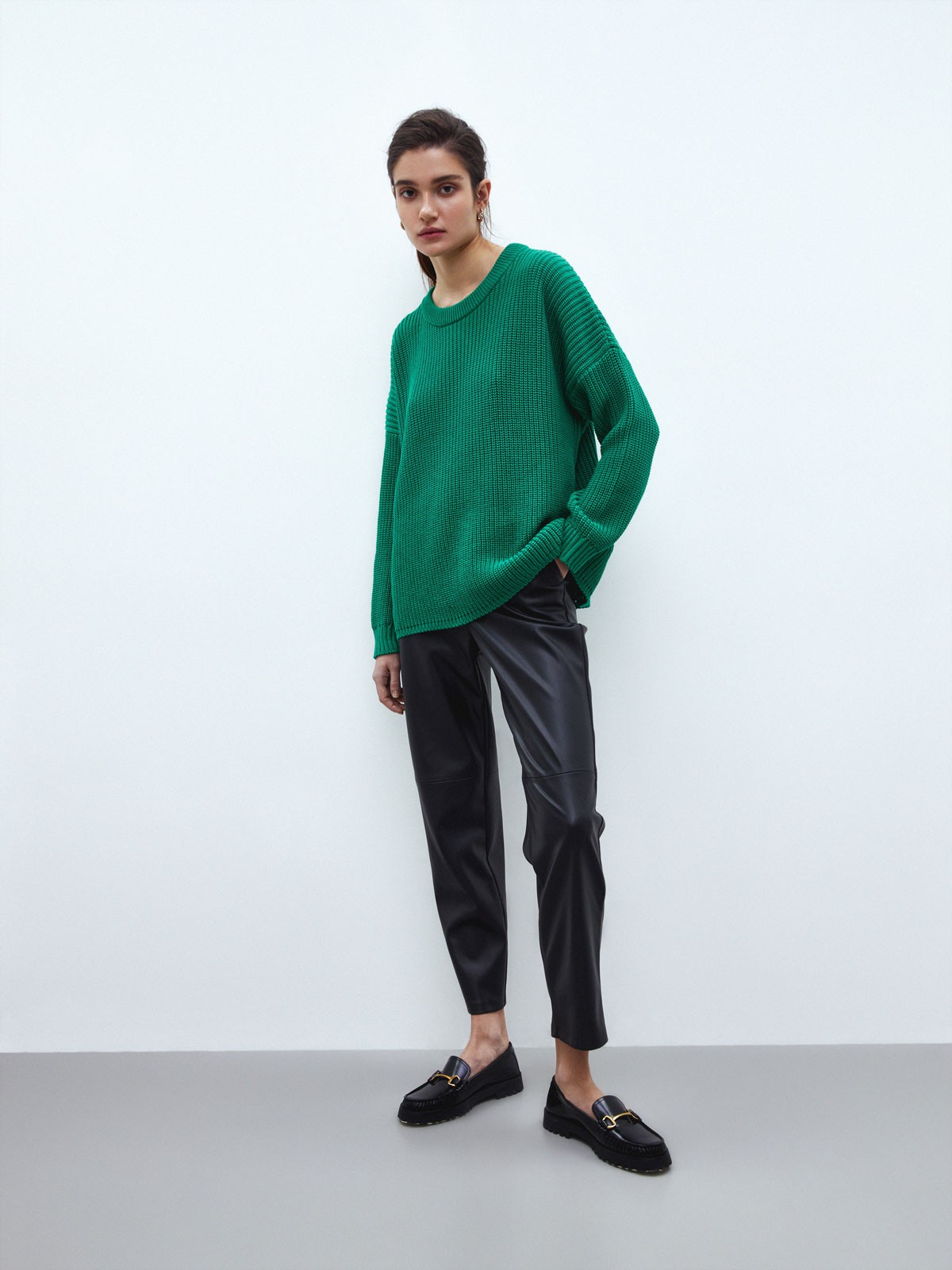 Свитер с круглым вырезом, цвет: зеленый Allweneed Хлопковый свитер крупной вязки с круглым вырезом. В нем удобно и уютно, его обладательница будет выглядеть как никогда женственно и изящно. Нежный хлопок дышит и позволяет поддерживать оптимальный температурный режим.
На модели размер one size