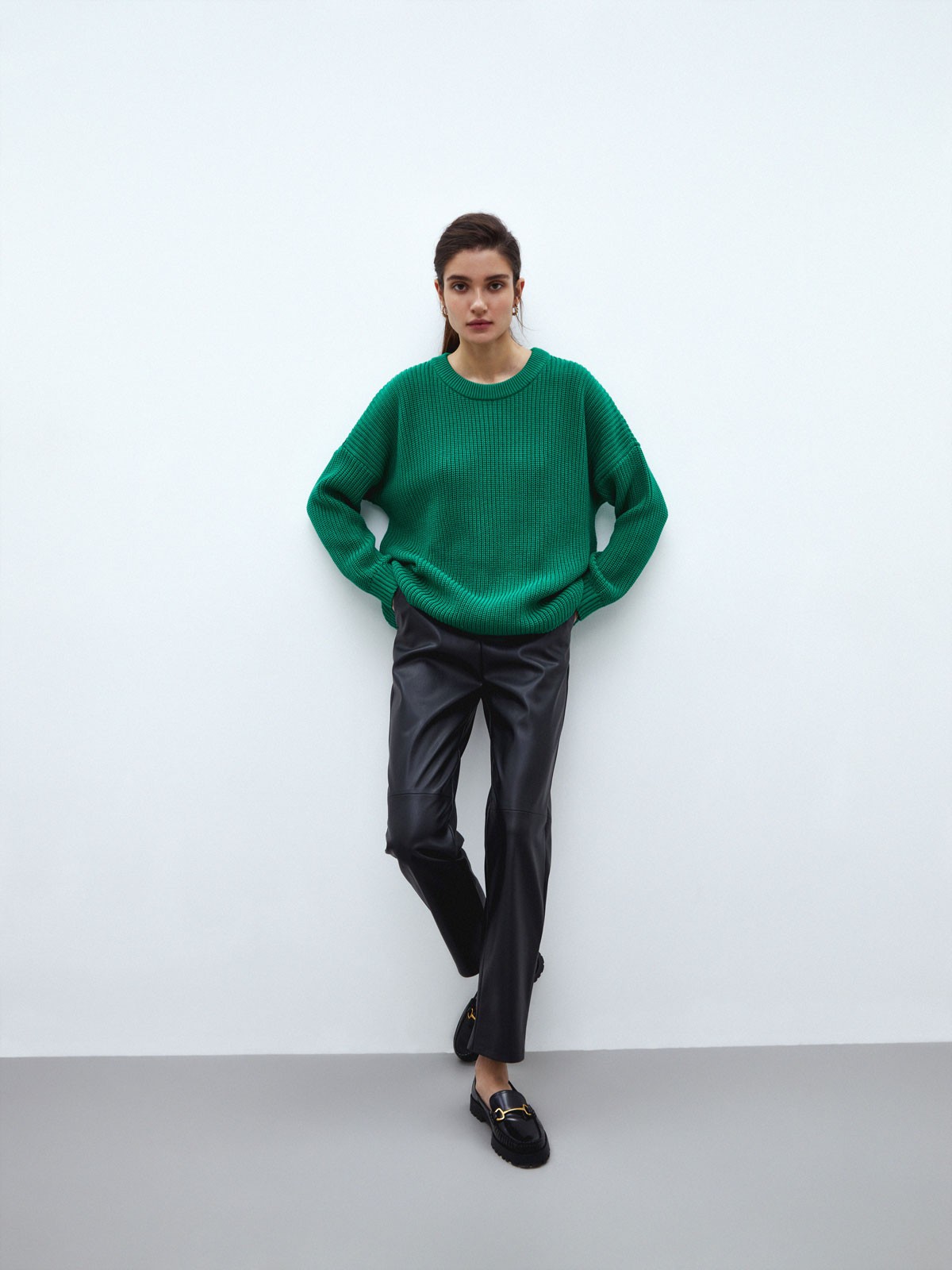 Свитер с круглым вырезом, цвет: зеленый Allweneed Хлопковый свитер крупной вязки с круглым вырезом. В нем удобно и уютно, его обладательница будет выглядеть как никогда женственно и изящно. Нежный хлопок дышит и позволяет поддерживать оптимальный температурный режим.
На модели размер one size