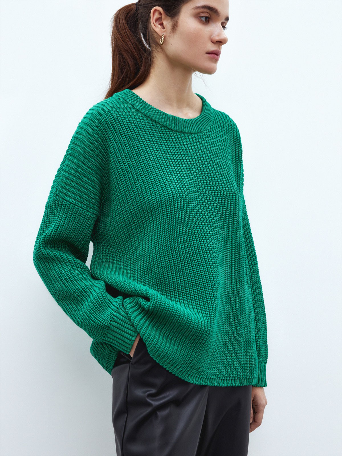 Свитер с круглым вырезом, цвет: зеленый Allweneed Хлопковый свитер крупной вязки с круглым вырезом. В нем удобно и уютно, его обладательница будет выглядеть как никогда женственно и изящно. Нежный хлопок дышит и позволяет поддерживать оптимальный температурный режим.
На модели размер one size