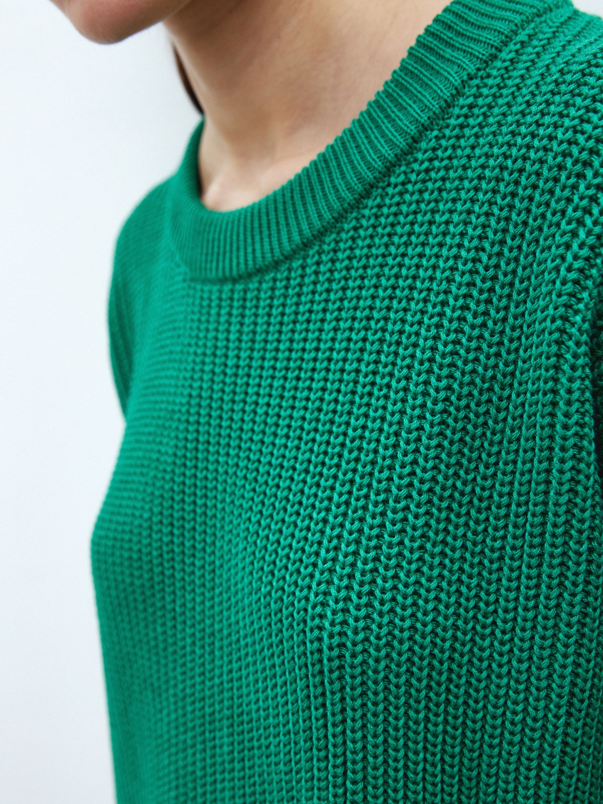 Свитер с круглым вырезом, цвет: зеленый Allweneed Хлопковый свитер крупной вязки с круглым вырезом. В нем удобно и уютно, его обладательница будет выглядеть как никогда женственно и изящно. Нежный хлопок дышит и позволяет поддерживать оптимальный температурный режим.
На модели размер one size