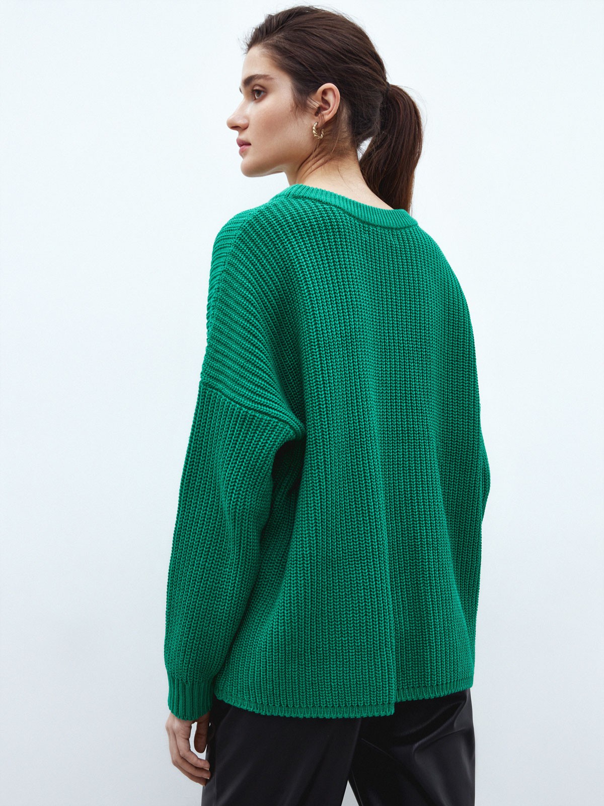 Свитер с круглым вырезом, цвет: зеленый Allweneed Хлопковый свитер крупной вязки с круглым вырезом. В нем удобно и уютно, его обладательница будет выглядеть как никогда женственно и изящно. Нежный хлопок дышит и позволяет поддерживать оптимальный температурный режим.
На модели размер one size