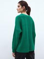 Свитер с круглым вырезом, цвет: зеленый Allweneed Хлопковый свитер крупной вязки с круглым вырезом. В нем удобно и уютно, его обладательница будет выглядеть как никогда женственно и изящно. Нежный хлопок дышит и позволяет поддерживать оптимальный температурный режим.
На модели размер one size