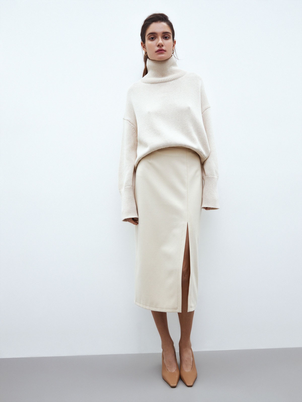 Миди-юбка с разрезом, цвет: молочный Allweneed Юбка-карандаш средней длины. Высокая посадка на талии акцентирует силуэт, а глубокий вырез сбоку придает образу чувственности. Дополните образ контрастной водолазкой или боди, жакетом в тон и туфлями на устойчивом каблуке.
На модели размер XS