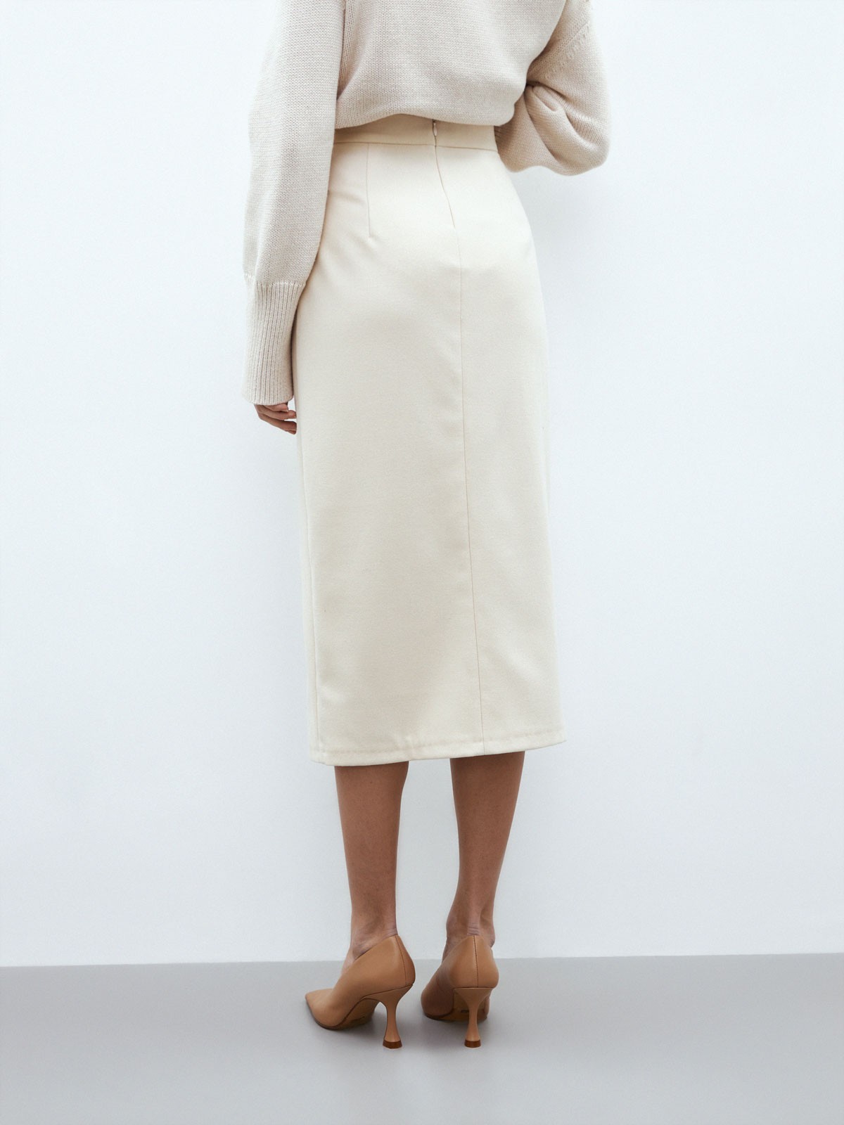 Миди-юбка с разрезом, цвет: молочный Allweneed Юбка-карандаш средней длины. Высокая посадка на талии акцентирует силуэт, а глубокий вырез сбоку придает образу чувственности. Дополните образ контрастной водолазкой или боди, жакетом в тон и туфлями на устойчивом каблуке.
На модели размер XS