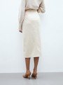 Миди-юбка с разрезом, цвет: молочный Allweneed Юбка-карандаш средней длины. Высокая посадка на талии акцентирует силуэт, а глубокий вырез сбоку придает образу чувственности. Дополните образ контрастной водолазкой или боди, жакетом в тон и туфлями на устойчивом каблуке.
На модели размер XS