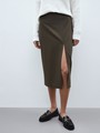 Миди-юбка с разрезом, цвет: хаки Allweneed Юбка-карандаш средней длины. Высокая посадка на талии акцентирует силуэт, а глубокий вырез сбоку придает образу чувственности. Дополните образ контрастной водолазкой или боди, жакетом в тон и туфлями на устойчивом каблуке.
На модели размер XS
