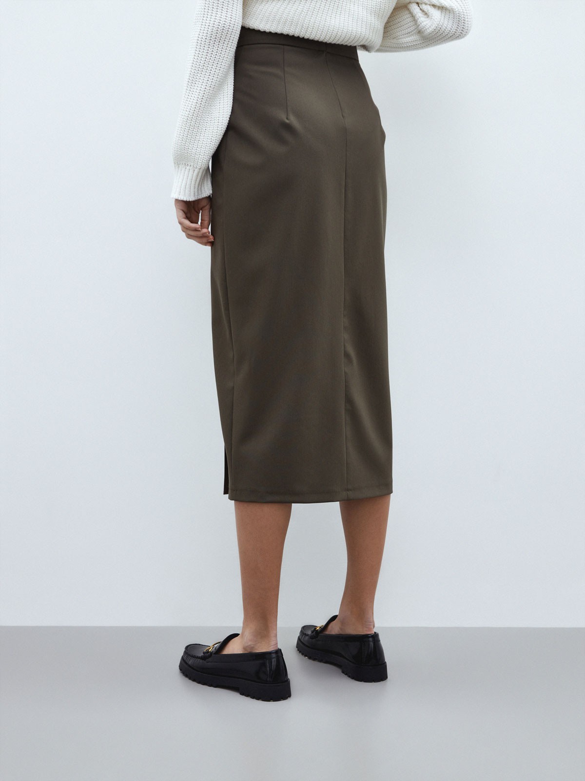 Миди-юбка с разрезом, цвет: хаки Allweneed Юбка-карандаш средней длины. Высокая посадка на талии акцентирует силуэт, а глубокий вырез сбоку придает образу чувственности. Дополните образ контрастной водолазкой или боди, жакетом в тон и туфлями на устойчивом каблуке.
На модели размер XS