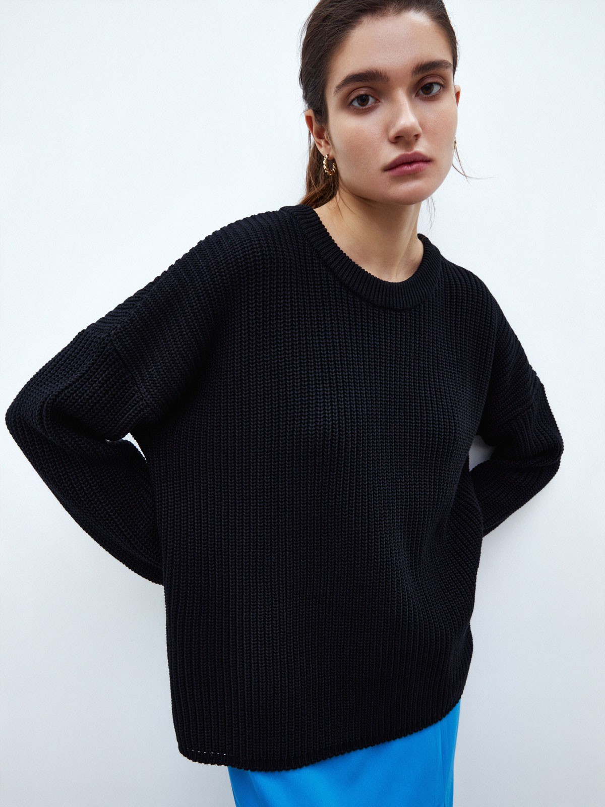 Хлопковый свитер крупной вязки с круглым вырезом. В нем удобно и уютно, его обладательница будет выглядеть как никогда женственно и изящно. Нежный хлопок дышит и позволяет поддерживать оптимальный температурный режим.

На модели размер one size