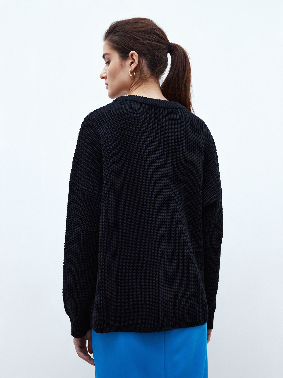 Хлопковый свитер крупной вязки с круглым вырезом. В нем удобно и уютно, его обладательница будет выглядеть как никогда женственно и изящно. Нежный хлопок дышит и позволяет поддерживать оптимальный температурный режим.

На модели размер one size