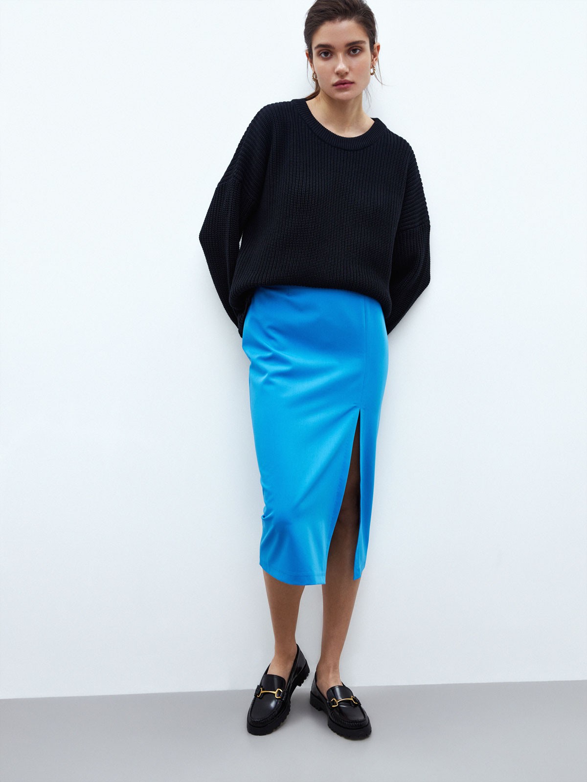 Юбка-карандаш средней длины. Высокая посадка на талии акцентирует силуэт, а глубокий вырез сбоку придает образу чувственности. Дополните образ контрастной водолазкой или боди, жакетом в тон и туфлями на устойчивом каблуке.

На модели размер XS