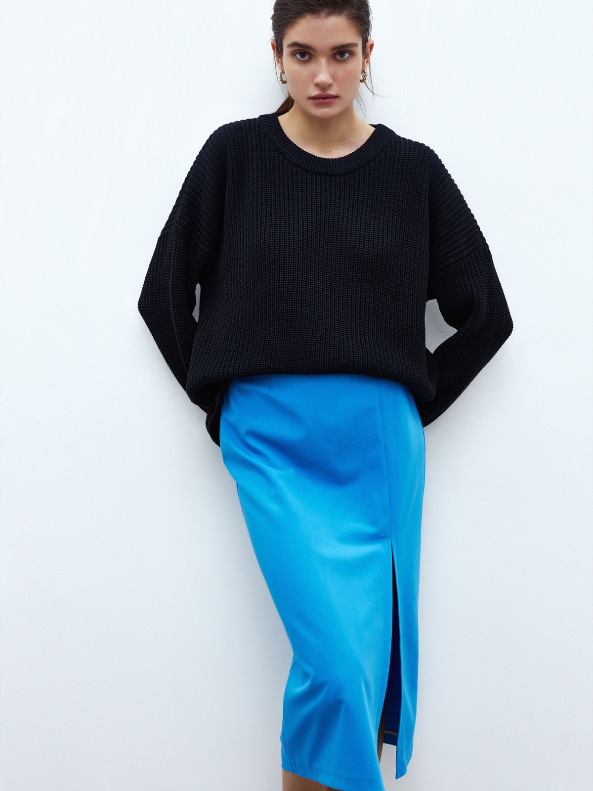 Хлопковый свитер крупной вязки с круглым вырезом. В нем удобно и уютно, его обладательница будет выглядеть как никогда женственно и изящно. Нежный хлопок дышит и позволяет поддерживать оптимальный температурный режим.

На модели размер one size