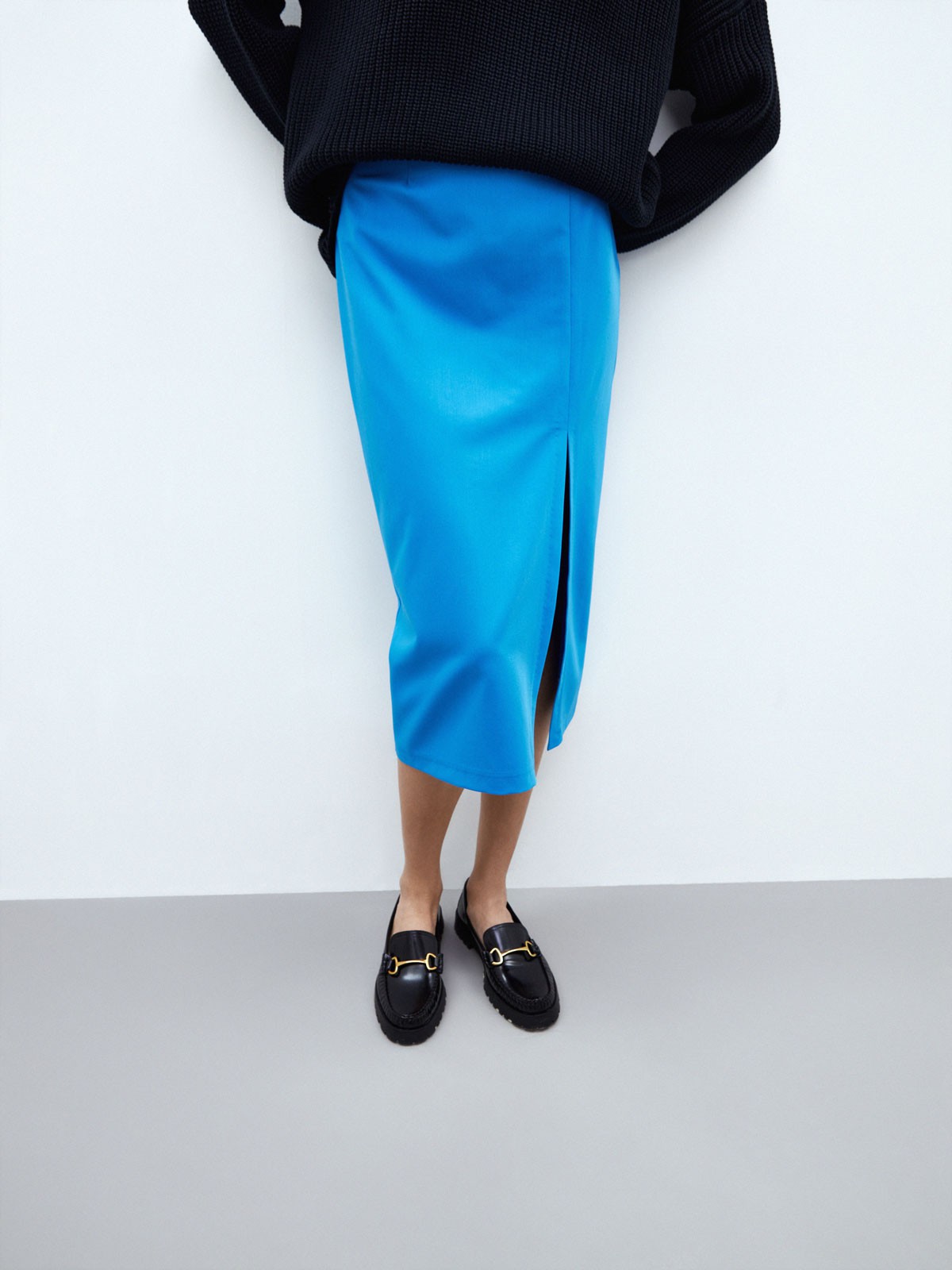 Юбка-карандаш средней длины. Высокая посадка на талии акцентирует силуэт, а глубокий вырез сбоку придает образу чувственности. Дополните образ контрастной водолазкой или боди, жакетом в тон и туфлями на устойчивом каблуке.

На модели размер XS