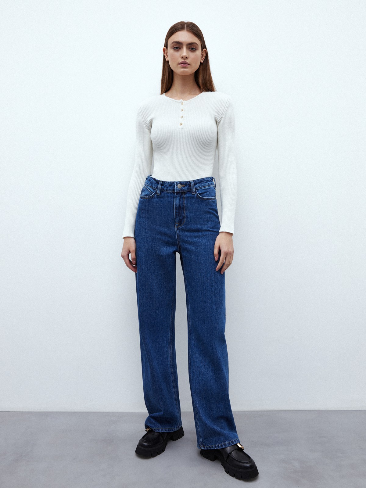 Вязаное боди, цвет: молочный Allweneed
Боди из нежного трикотажа. Модель декорирована пуговицами в зоне декольте. Круглый воротник. Мягкое и легкое боди комфортно садится по фигуре. Рекомендуем носить с джинсами с высокой талией.
На модели размер XS