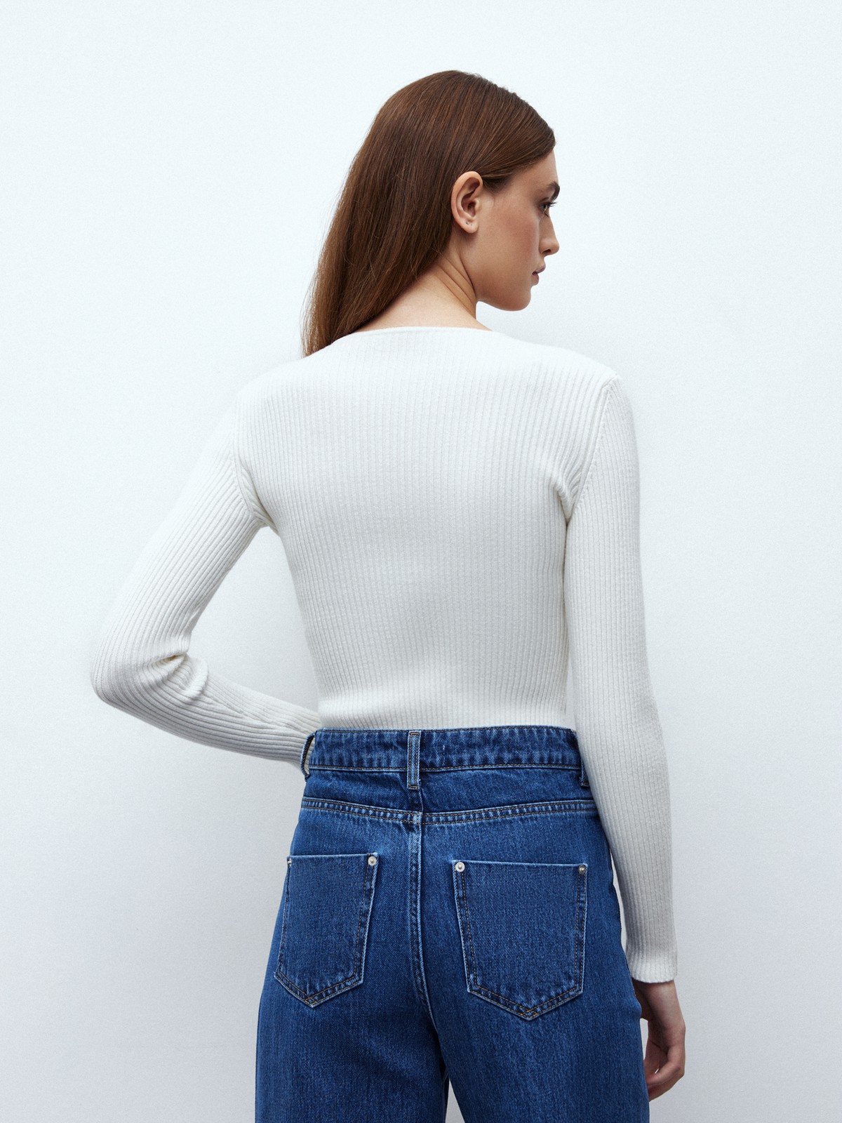 Вязаное боди, цвет: молочный Allweneed
Боди из нежного трикотажа. Модель декорирована пуговицами в зоне декольте. Круглый воротник. Мягкое и легкое боди комфортно садится по фигуре. Рекомендуем носить с джинсами с высокой талией.
На модели размер XS