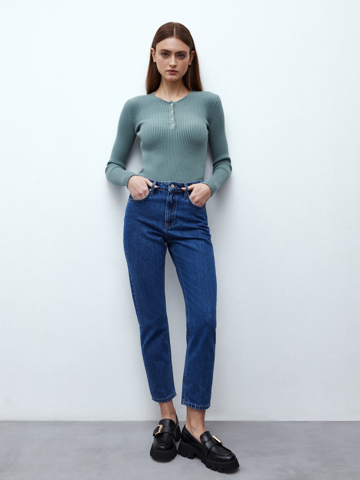 Вязаное боди, цвет: оливковый Allweneed
Боди из нежного трикотажа. Модель декорирована пуговицами в зоне декольте. Круглый воротник. Мягкое и легкое боди комфортно садится по фигуре. Рекомендуем носить с джинсами с высокой талией.
На модели размер XS