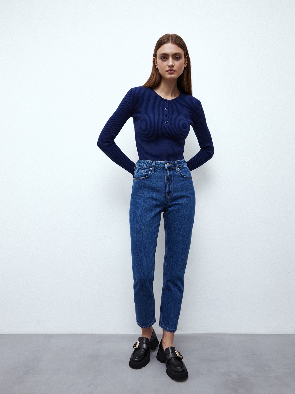 


Боди из нежного трикотажа. Модель декорирована пуговицами в зоне декольте. Круглый воротник. Мягкое и легкое боди комфортно садится по фигуре. Рекомендуем носить с джинсами с высокой талией.

На модели размер XS