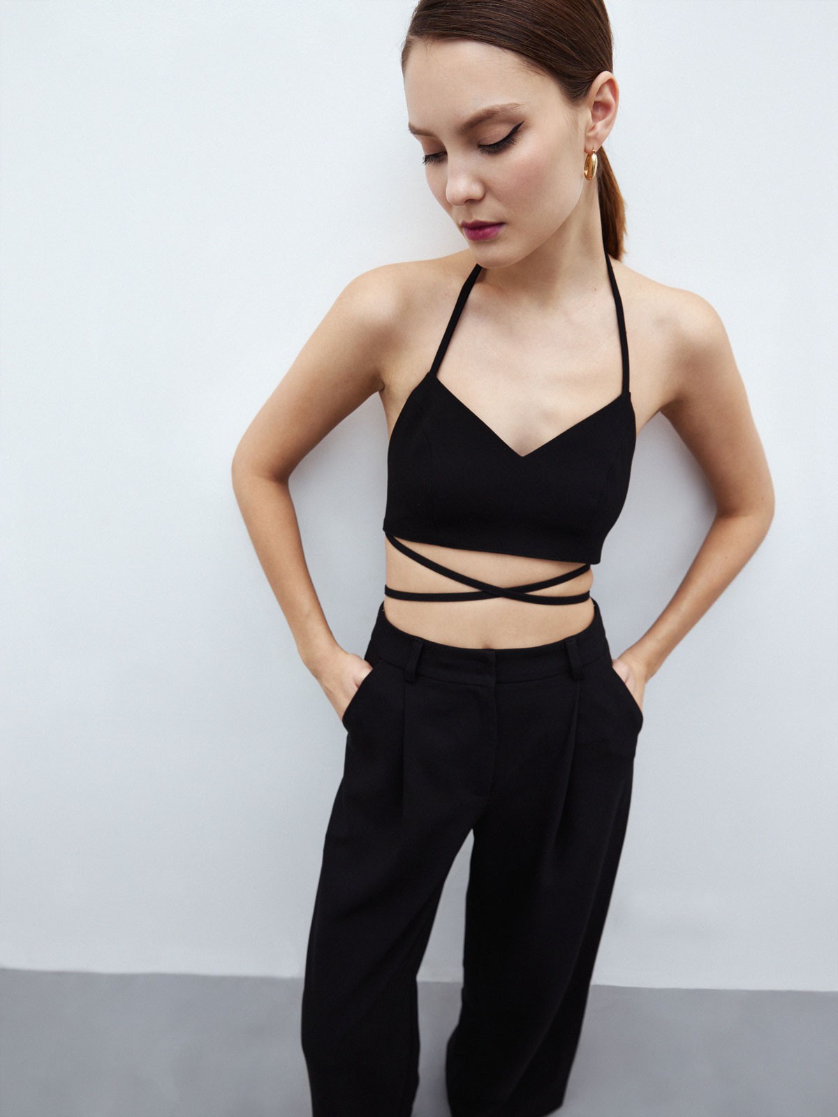 


Кроп-топ с завязками из вискозы. Экспериментируйте и завязывыйте топ по настроению. Модель с подкладочной тканью, чтобы надеть без белья и подчеркнуть красоту открытой спины. Носите в комплекте с костюмами в тон или сочетайте с другими элементами гардероба.

На модели размер XS