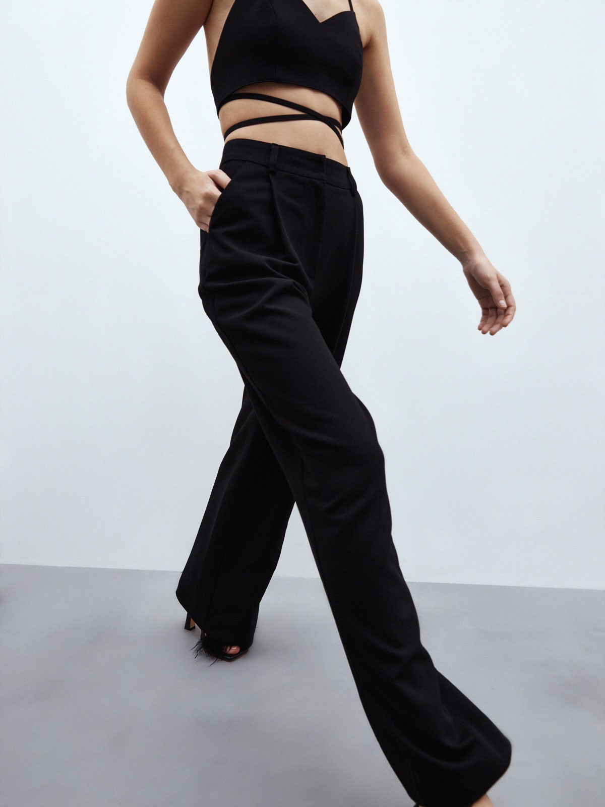 Брюки палаццо, цвет: Черный Allweneed
Брюки палаццо из костюмной ткани. Модель широкого кроя с высокой посадкой. Два кармана по бокам. Скрытая застежка спереди. Сочетайте с приталенным жакетом в тон и кроп-топом.
На модели размер XS