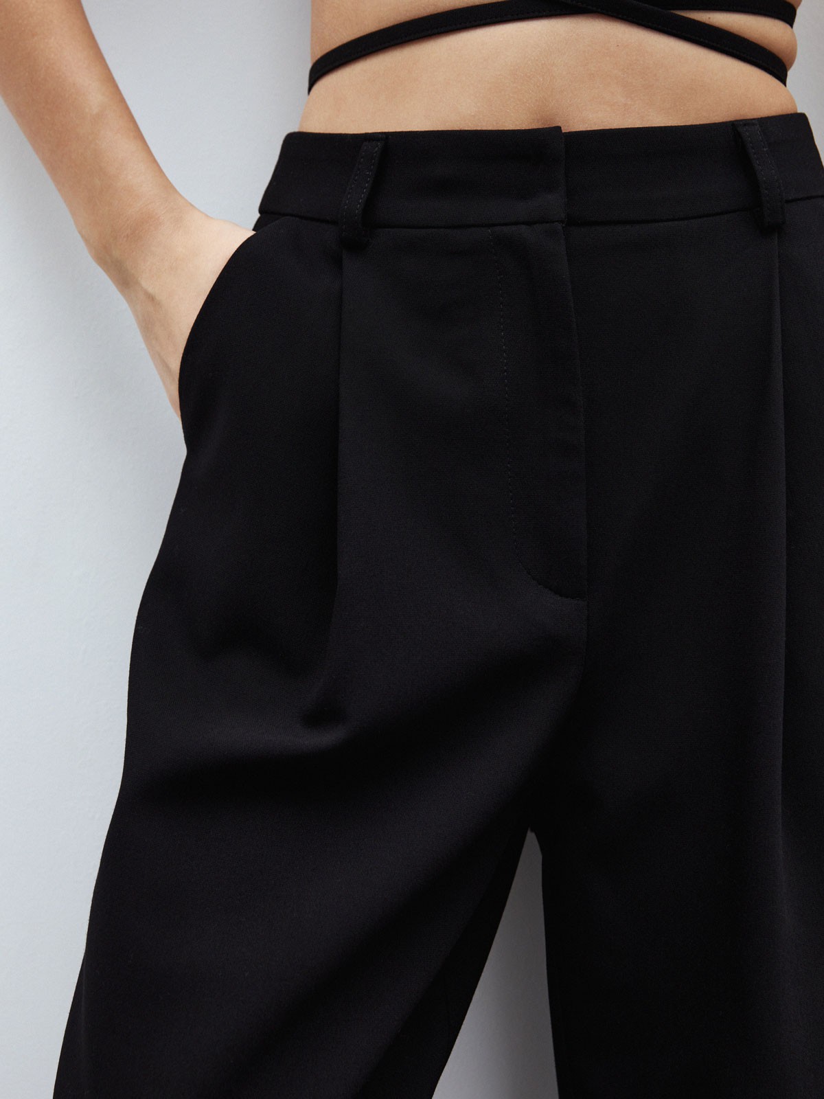 Брюки палаццо, цвет: Черный Allweneed
Брюки палаццо из костюмной ткани. Модель широкого кроя с высокой посадкой. Два кармана по бокам. Скрытая застежка спереди. Сочетайте с приталенным жакетом в тон и кроп-топом.
На модели размер XS