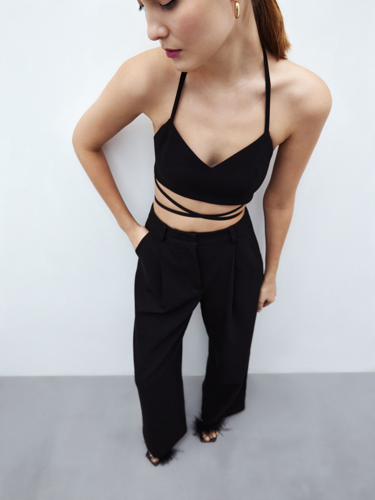 


Кроп-топ с завязками из вискозы. Экспериментируйте и завязывыйте топ по настроению. Модель с подкладочной тканью, чтобы надеть без белья и подчеркнуть красоту открытой спины. Носите в комплекте с костюмами в тон или сочетайте с другими элементами гардероба.

На модели размер XS