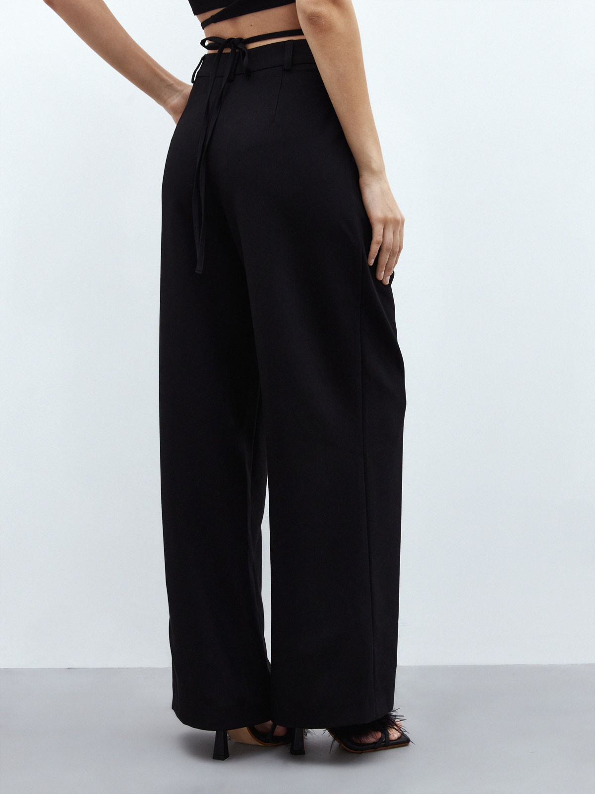 Брюки палаццо, цвет: Черный Allweneed
Брюки палаццо из костюмной ткани. Модель широкого кроя с высокой посадкой. Два кармана по бокам. Скрытая застежка спереди. Сочетайте с приталенным жакетом в тон и кроп-топом.
На модели размер XS
