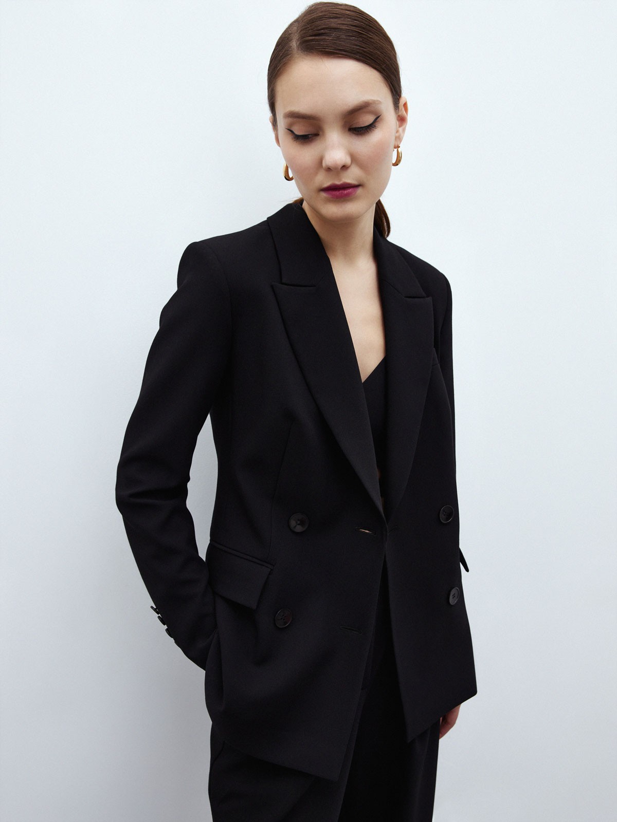 Двубортный жакет, цвет: Черный Allweneed
Модель с двумя рядами пуговиц и классическим плечом. Приталенная посадка по фигуре. Два глубоких кармана для тех, кто не любит брать с собой сумки. Носите жакет в комплекте с брюками палаццо и кроп-топом для вечернего выхода или комбинируйте для образов на каждый день с блузами и рубашками.
На модели размер XS