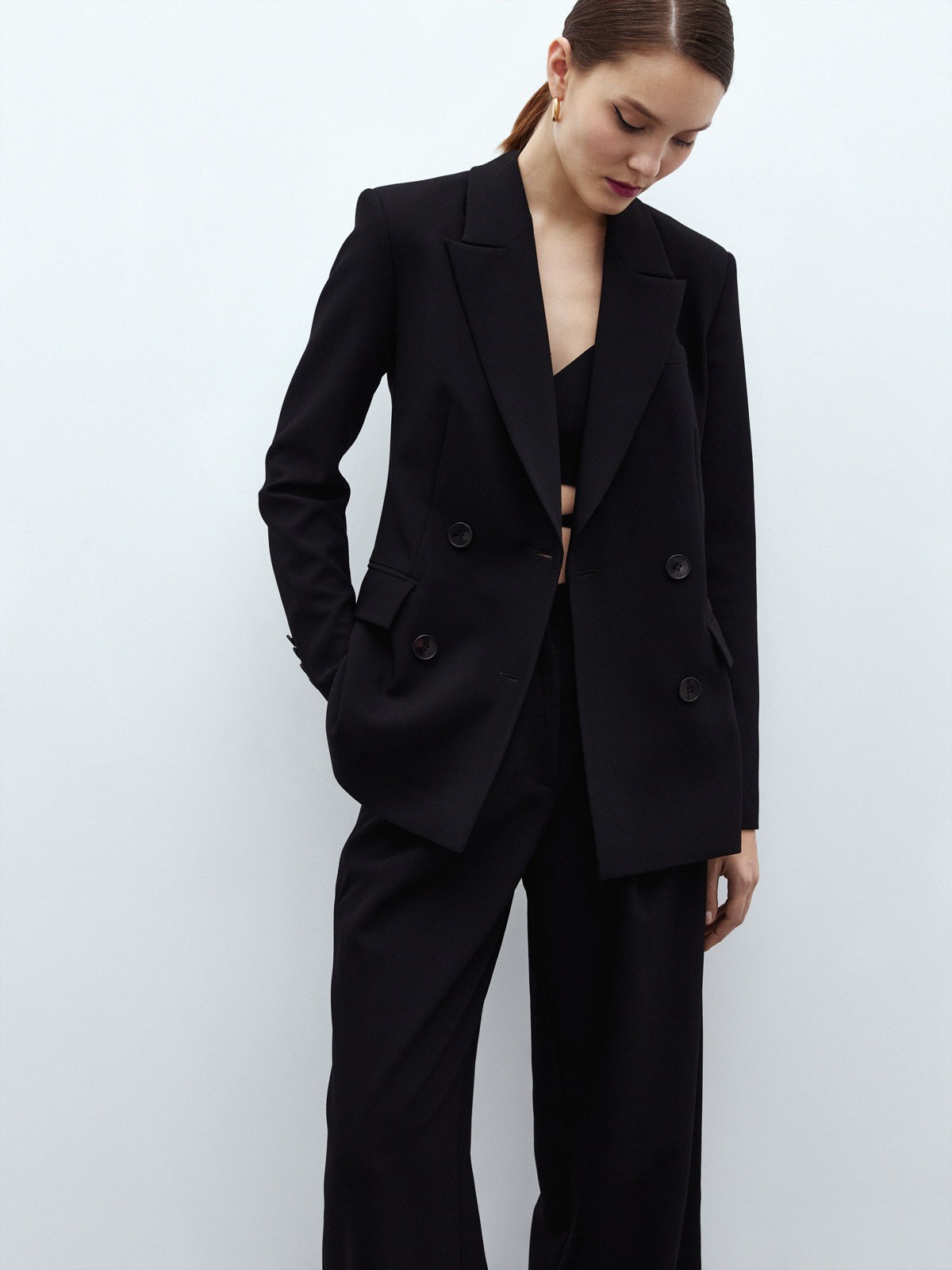 Двубортный жакет, цвет: Черный Allweneed
Модель с двумя рядами пуговиц и классическим плечом. Приталенная посадка по фигуре. Два глубоких кармана для тех, кто не любит брать с собой сумки. Носите жакет в комплекте с брюками палаццо и кроп-топом для вечернего выхода или комбинируйте для образов на каждый день с блузами и рубашками.
На модели размер XS