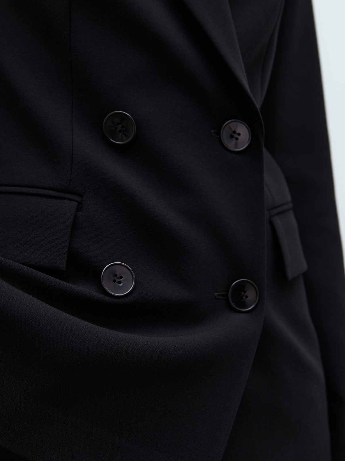 Двубортный жакет, цвет: Черный Allweneed
Модель с двумя рядами пуговиц и классическим плечом. Приталенная посадка по фигуре. Два глубоких кармана для тех, кто не любит брать с собой сумки. Носите жакет в комплекте с брюками палаццо и кроп-топом для вечернего выхода или комбинируйте для образов на каждый день с блузами и рубашками.
На модели размер XS