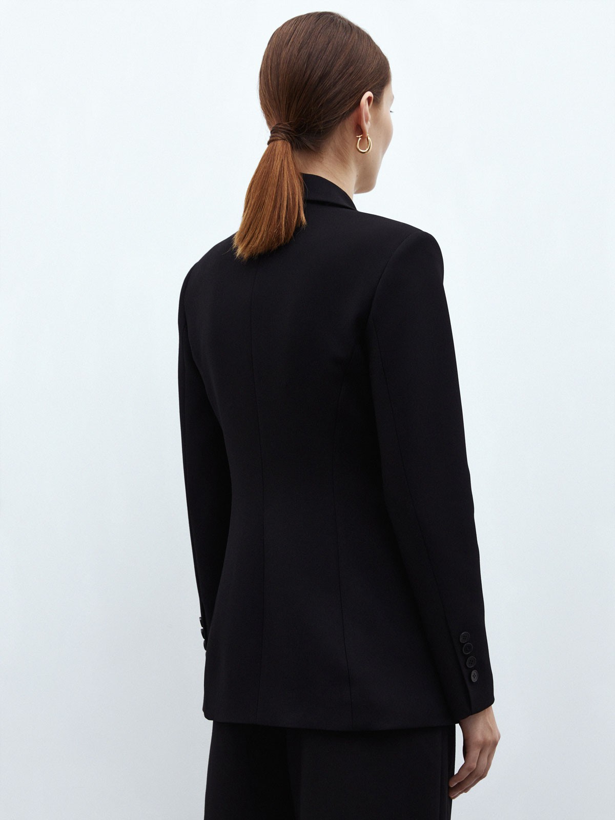 Двубортный жакет, цвет: Черный Allweneed
Модель с двумя рядами пуговиц и классическим плечом. Приталенная посадка по фигуре. Два глубоких кармана для тех, кто не любит брать с собой сумки. Носите жакет в комплекте с брюками палаццо и кроп-топом для вечернего выхода или комбинируйте для образов на каждый день с блузами и рубашками.
На модели размер XS