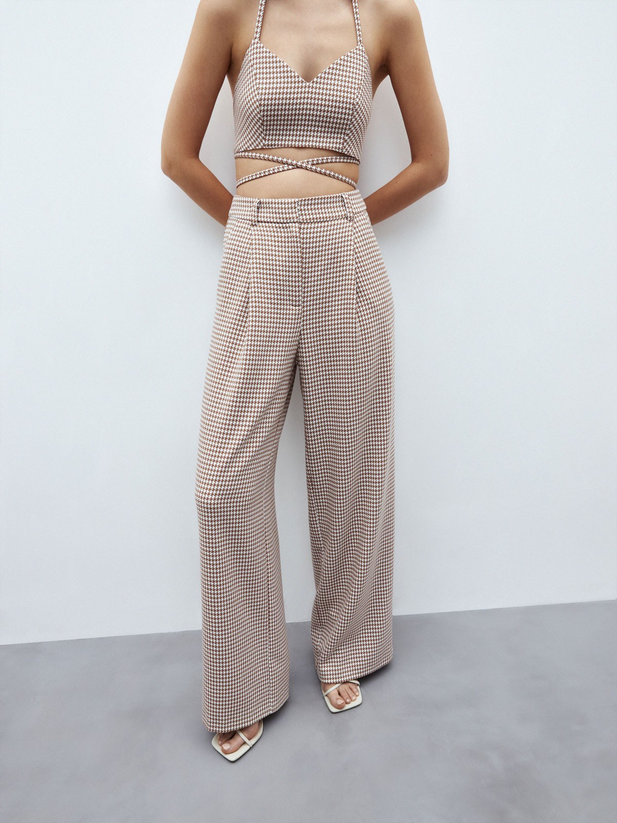 


Брюки палаццо из костюмной ткани. Модель широкого кроя с высокой посадкой. Два кармана по бокам. Скрытая застежка спереди. Сочетайте с приталенным жакетом в тон и кроп-топом.

На модели размер XS