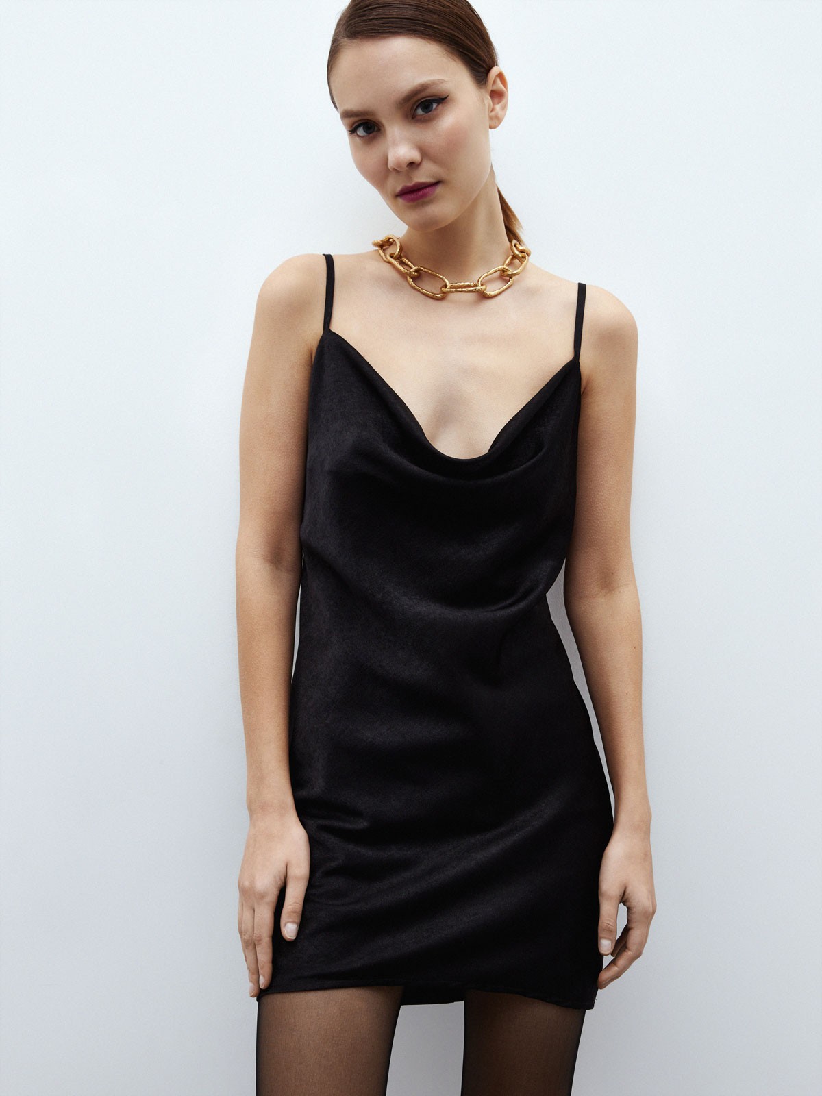 ШЕЛКОВОЕ ПЛАТЬЕ В БЕЛЬЕВОМ СТИЛЕ С ОТКРЫТОЙ СПИНКОЙ, цвет: Черный Allweneed
Платье мини в бельевом стиле. Открытая спина и драпировка на груди. Это одно из самых смелых платьев в нашей коллекции. Модель с подкладочной тканью, чтобы носить без белья и демонстрировать открытую спину. Бретели регулируются. Застежка с потайной молнией. Носите с жакетом или без всего, ведь платье самодостаточно и не требует лишних деталей, чтобы вас украсить. Выбирайте среди трех оттенков: кремовый, черный или какао.
На модели размер XS