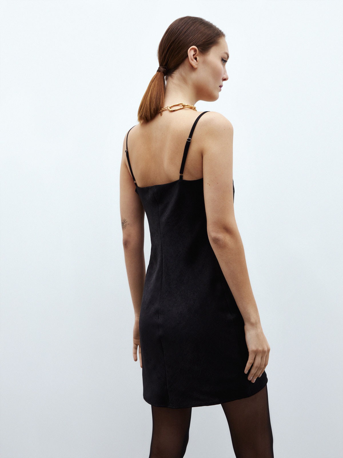 ШЕЛКОВОЕ ПЛАТЬЕ В БЕЛЬЕВОМ СТИЛЕ С ОТКРЫТОЙ СПИНКОЙ, цвет: Черный Allweneed
Платье мини в бельевом стиле. Открытая спина и драпировка на груди. Это одно из самых смелых платьев в нашей коллекции. Модель с подкладочной тканью, чтобы носить без белья и демонстрировать открытую спину. Бретели регулируются. Застежка с потайной молнией. Носите с жакетом или без всего, ведь платье самодостаточно и не требует лишних деталей, чтобы вас украсить. Выбирайте среди трех оттенков: кремовый, черный или какао.
На модели размер XS
