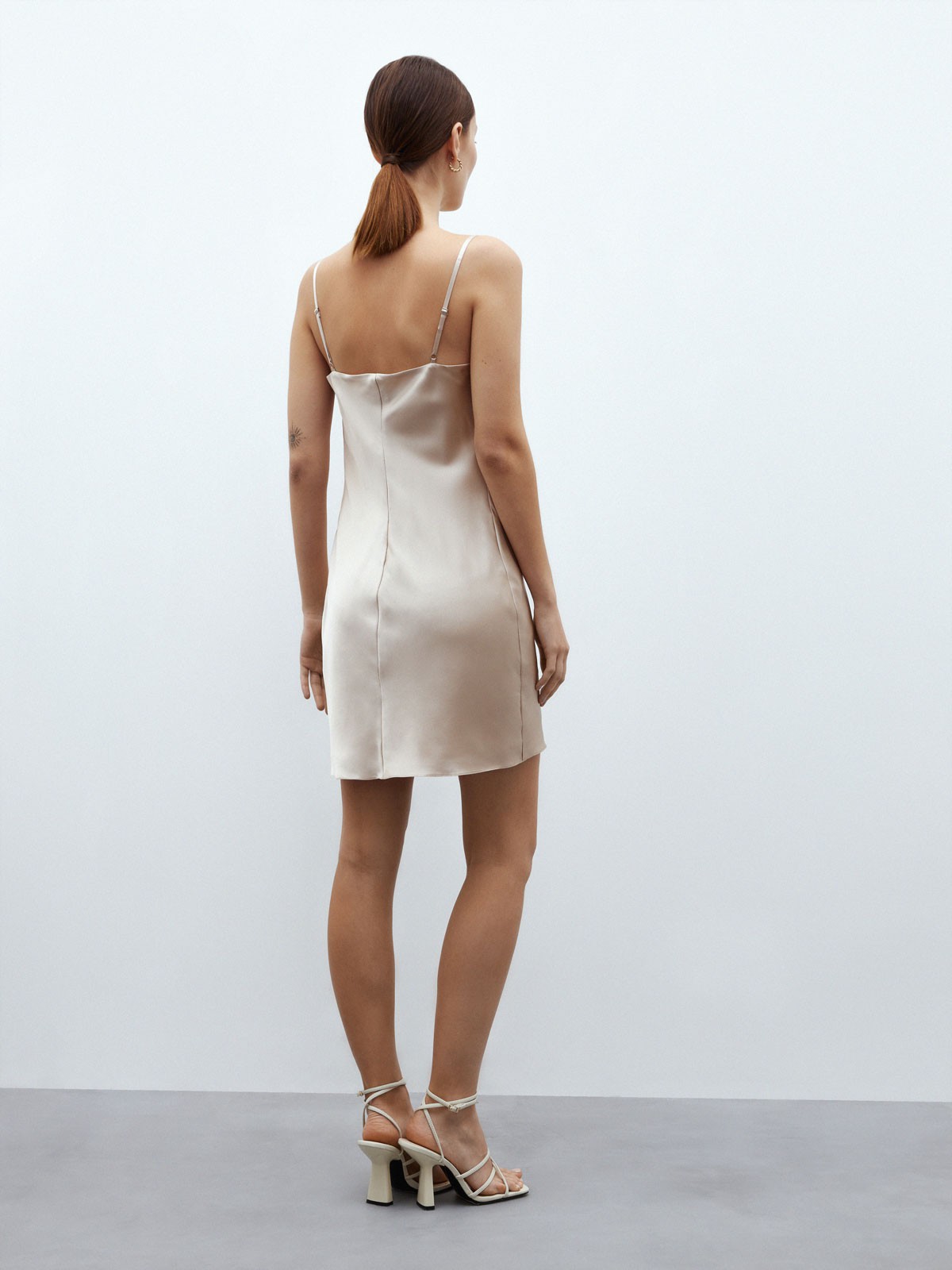 


Платье мини в бельевом стиле. Открытая спина и драпировка на груди. Это одно из самых смелых платьев в нашей коллекции. Модель с подкладочной тканью, чтобы носить без белья и демонстрировать открытую спину. Бретели регулируются. Застежка с потайной молнией. Носите с жакетом или без всего, ведь платье самодостаточно и не требует лишних деталей, чтобы вас украсить. Выбирайте среди трех оттенков: кремовый, черный или какао.

На модели размер XS