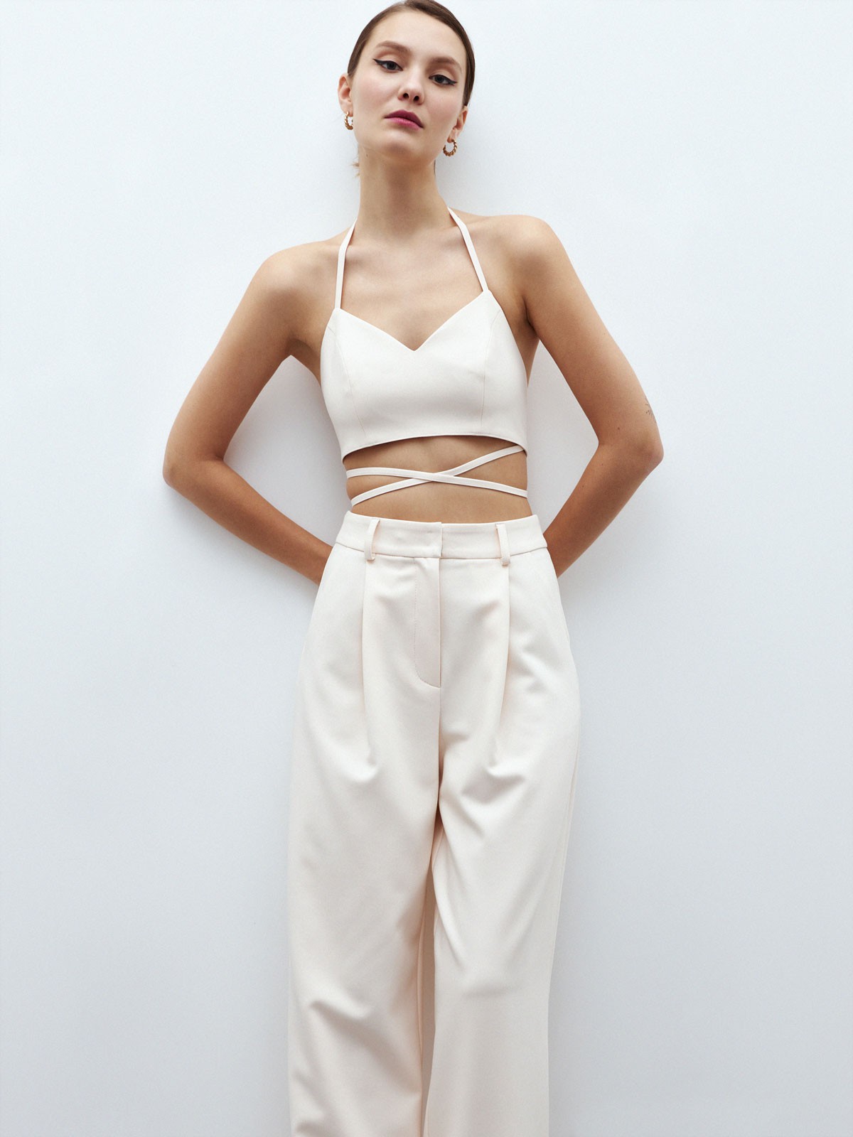 Кроп-топ, цвет: персиковый Allweneed
Кроп-топ с завязками из вискозы. Экспериментируйте и завязывыйте топ по настроению. Модель с подкладочной тканью, чтобы надеть без белья и подчеркнуть красоту открытой спины. Носите в комплекте с костюмами в тон или сочетайте с другими элементами гардероба.
На модели размер XS