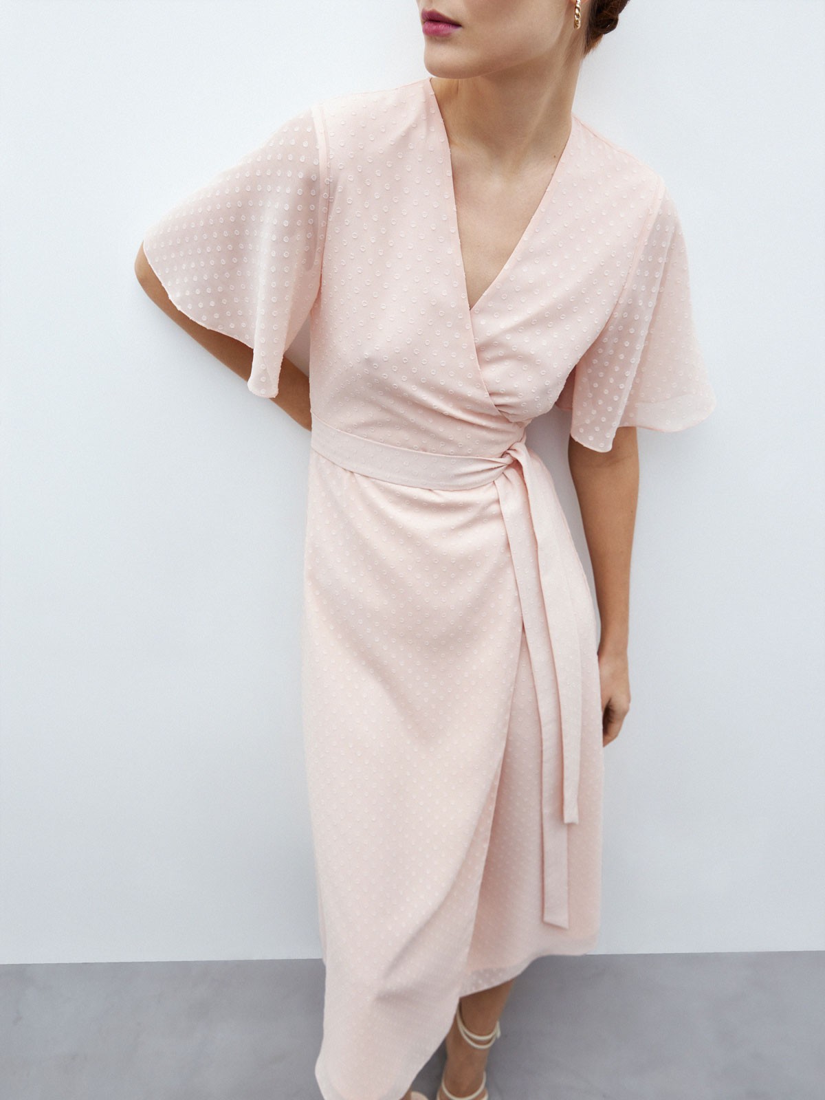 




Платье миди с запахом одна из самых универсальных моделей. Такой фасон подчеркивает достоинства любой фигуры. Фактурная ткань с горошком. Мягкая и нежная вискоза, которая позволяет коже дышать. Длинный пояс в тон. Платье можно обыграть с помощью аксессуаров для создания гармоничного вечернего образа или носить с лаконичными жакетами на работу и прогулки.

На модели размер XS