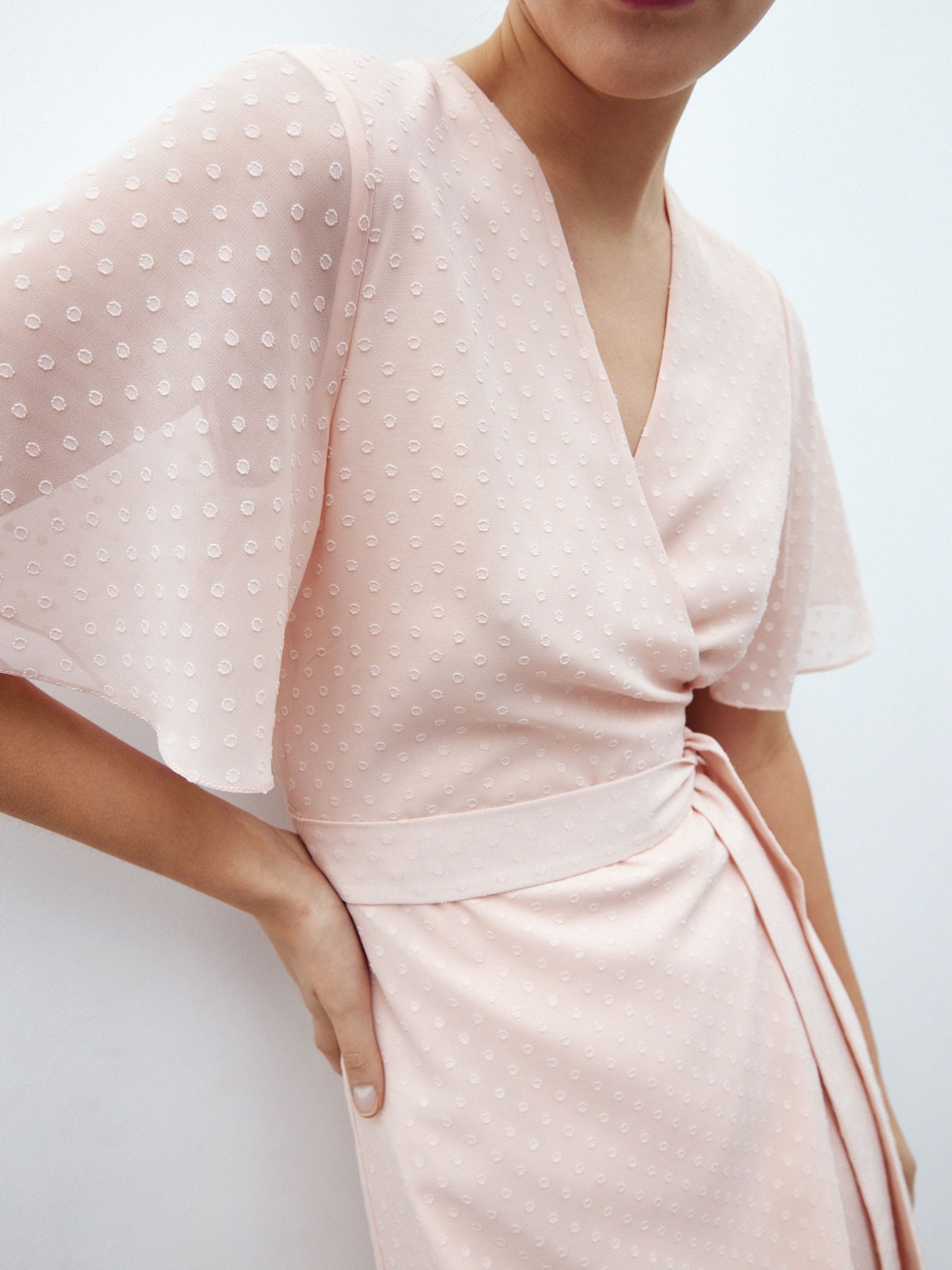 




Платье миди с запахом одна из самых универсальных моделей. Такой фасон подчеркивает достоинства любой фигуры. Фактурная ткань с горошком. Мягкая и нежная вискоза, которая позволяет коже дышать. Длинный пояс в тон. Платье можно обыграть с помощью аксессуаров для создания гармоничного вечернего образа или носить с лаконичными жакетами на работу и прогулки.

На модели размер XS