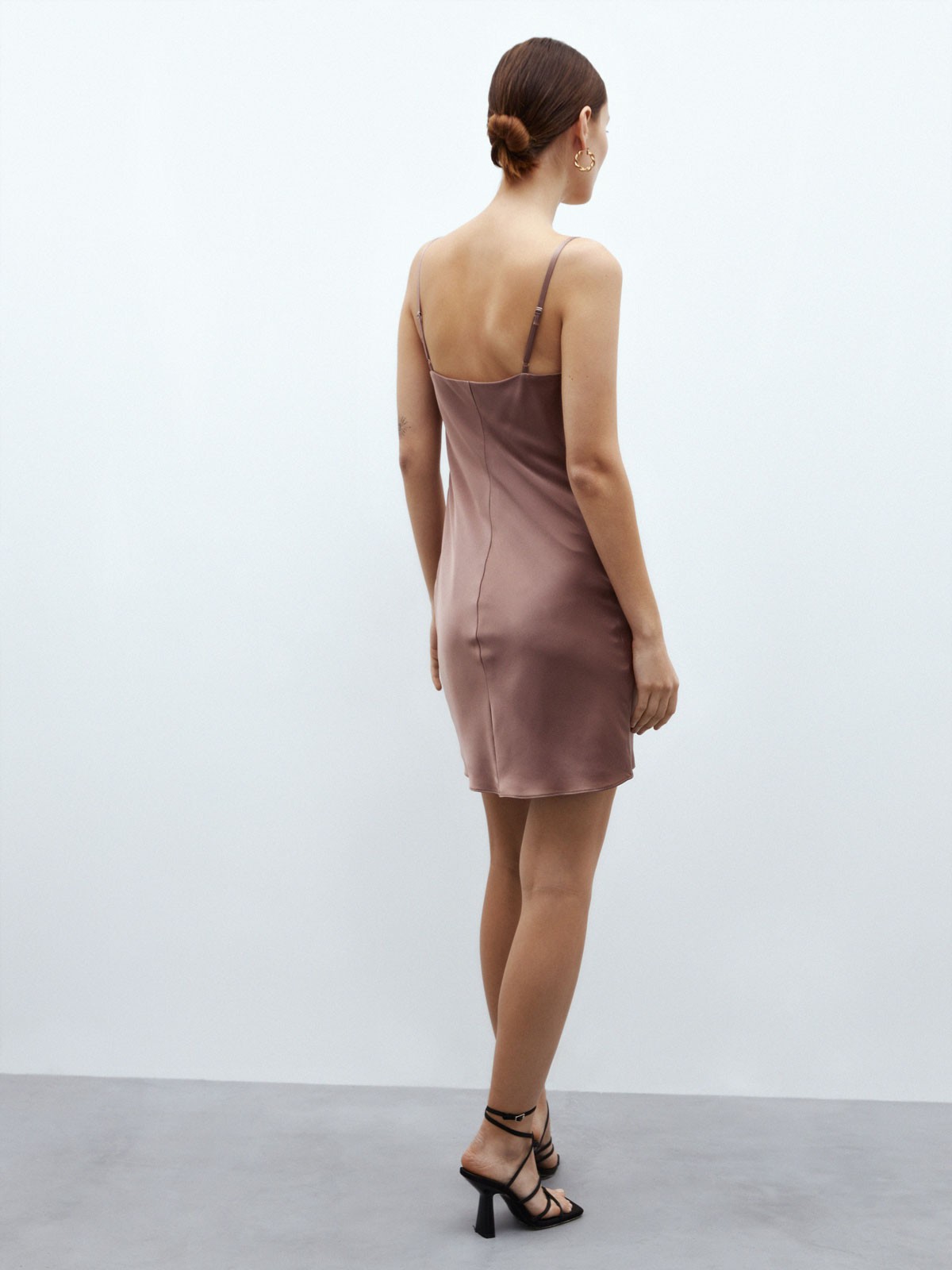 


Платье мини в бельевом стиле. Открытая спина и драпировка на груди. Это одно из самых смелых платьев в нашей коллекции. Модель с подкладочной тканью, чтобы носить без белья и демонстрировать открытую спину. Бретели регулируются. Застежка с потайной молнией. Носите с жакетом или без всего, ведь платье самодостаточно и не требует лишних деталей, чтобы вас украсить. Выбирайте среди трех оттенков: кремовый, черный или какао.

На модели размер XS