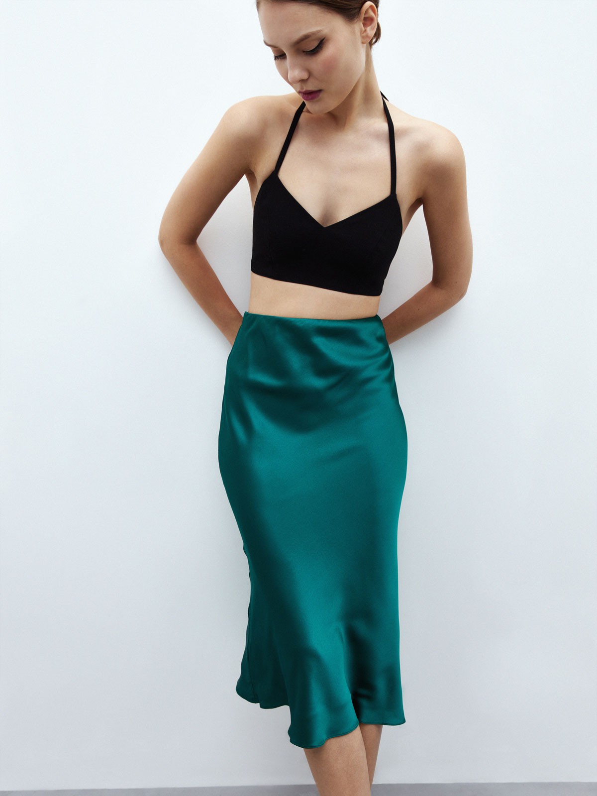 


Юбка миди из легкой и сияющей ткани. Удобная резинка и крой по косой, благодаря которому модель садится по фигуре и немного расширяется книзу. Комбинируйте с шелковыми топами и блузами или с кашемировым джемпером.

На модели размер XS