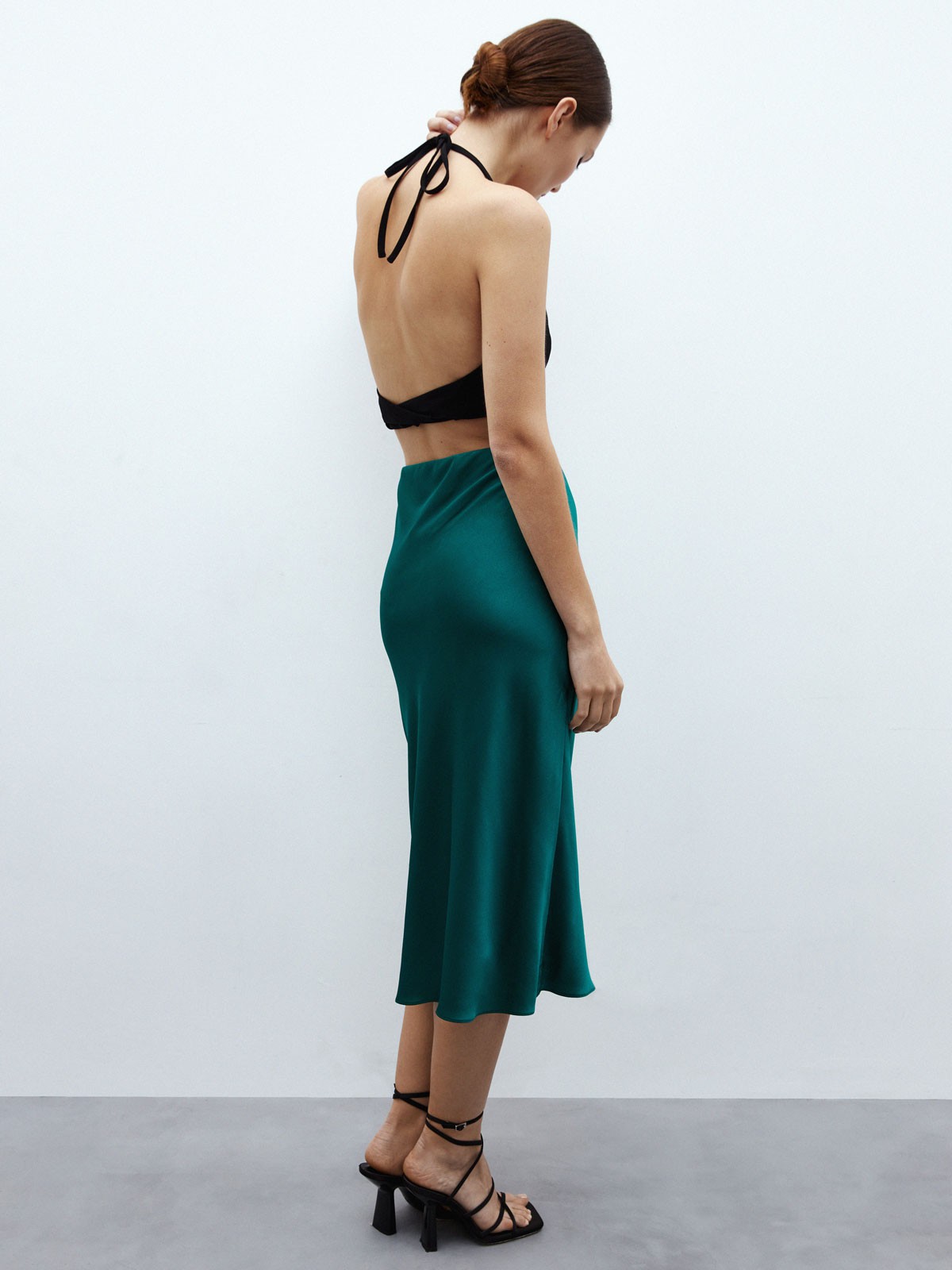 


Юбка миди из легкой и сияющей ткани. Удобная резинка и крой по косой, благодаря которому модель садится по фигуре и немного расширяется книзу. Комбинируйте с шелковыми топами и блузами или с кашемировым джемпером.

На модели размер XS