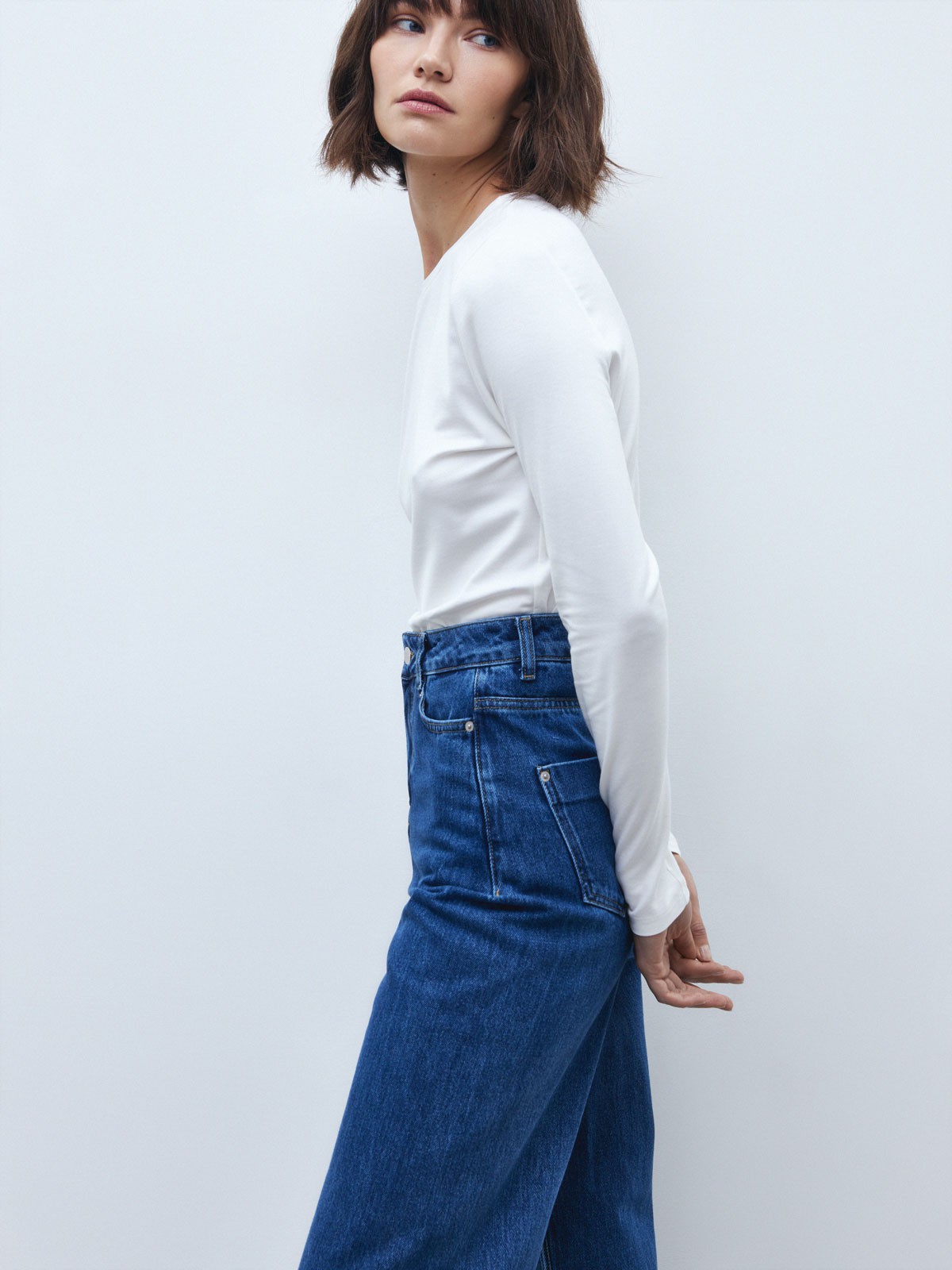 Лонгслив, цвет: белый Allweneed
Уютный лонгслив в палитре нейтральных оттенков станет отличным выбором для любого случая: офисного, повседневного или вечернего образа. Выполнен из вискозы в сочетании с нейлоном. Такой материал не мнется и обладает шелковистым блеском, не вытирается и не садится при стирке. Сочетайте с контрастными или вещами в тон для создания актуальных монохромных образов.
На модели размер XS