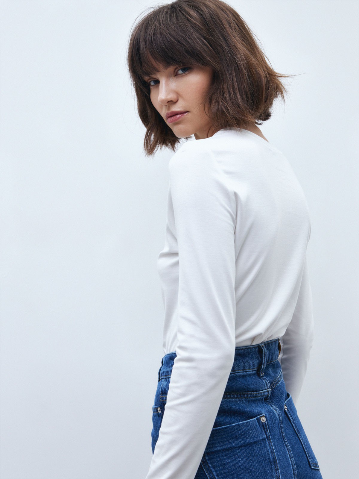 Лонгслив, цвет: белый Allweneed
Уютный лонгслив в палитре нейтральных оттенков станет отличным выбором для любого случая: офисного, повседневного или вечернего образа. Выполнен из вискозы в сочетании с нейлоном. Такой материал не мнется и обладает шелковистым блеском, не вытирается и не садится при стирке. Сочетайте с контрастными или вещами в тон для создания актуальных монохромных образов.
На модели размер XS
