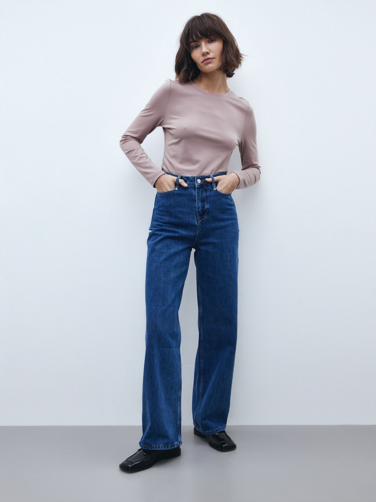 


Уютный лонгслив в палитре нейтральных оттенков станет отличным выбором для любого случая: офисного, повседневного или вечернего образа. Выполнен из вискозы в сочетании с нейлоном. Такой материал не мнется и обладает шелковистым блеском, не вытирается и не садится при стирке. Сочетайте с контрастными или вещами в тон для создания актуальных монохромных образов.

На модели размер XS